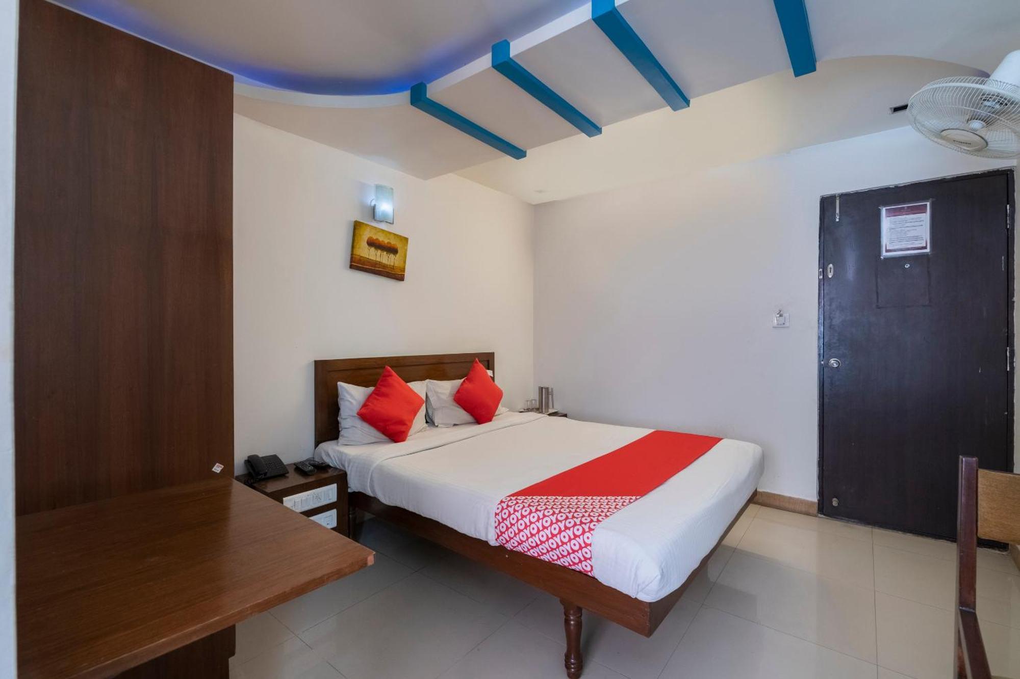 Hotel 71863 The Red Velvet Opposite Novel Office Marathahalli Bridge. 3*