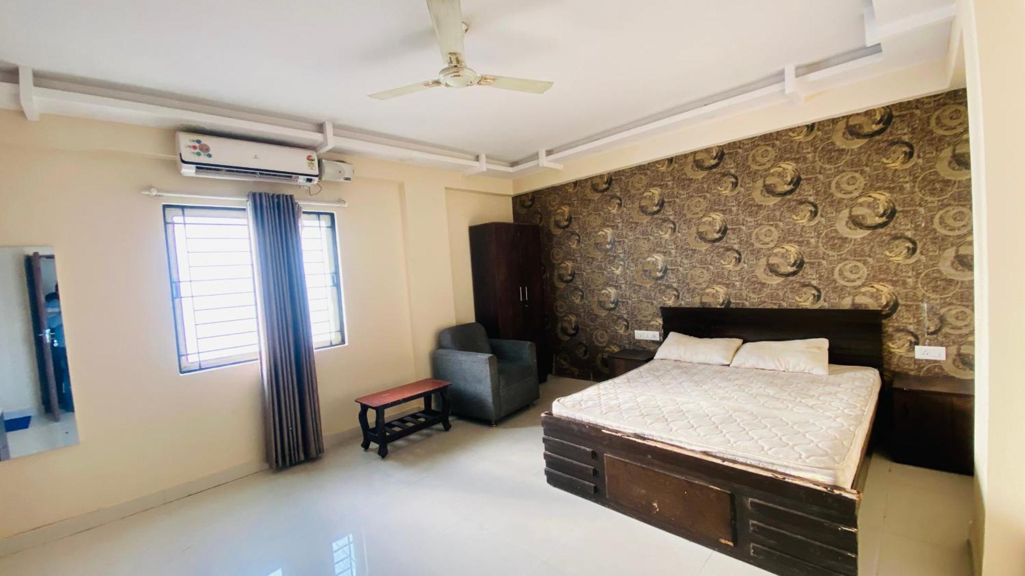C Suite-emerald Hotel 3*