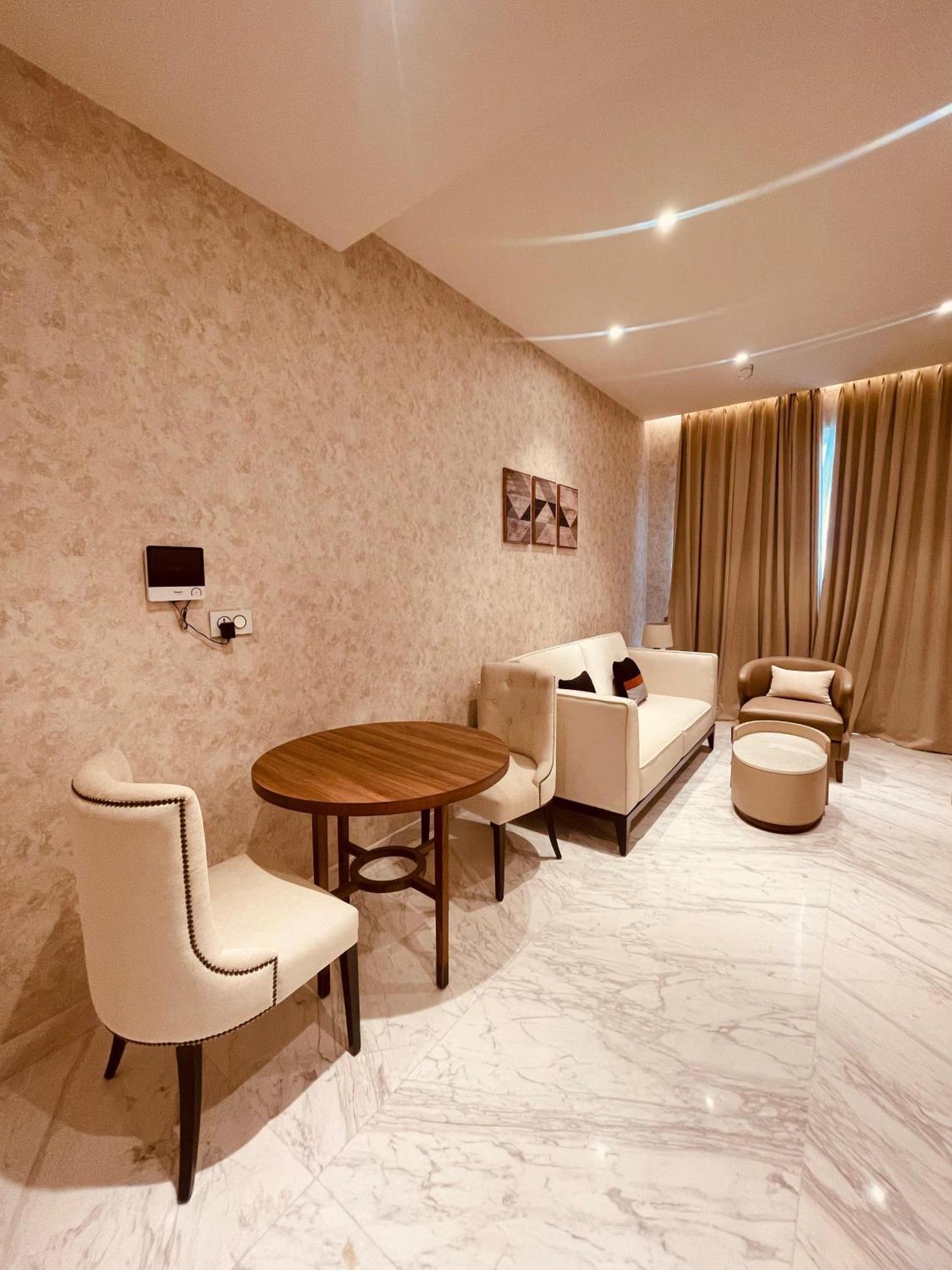 Leela Bhartiya - Luxury Apartment