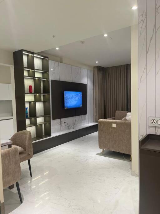 Luxury Retreat At Bhartiya Apartment