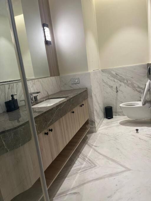 Luxury Retreat At Bhartiya Apartment *