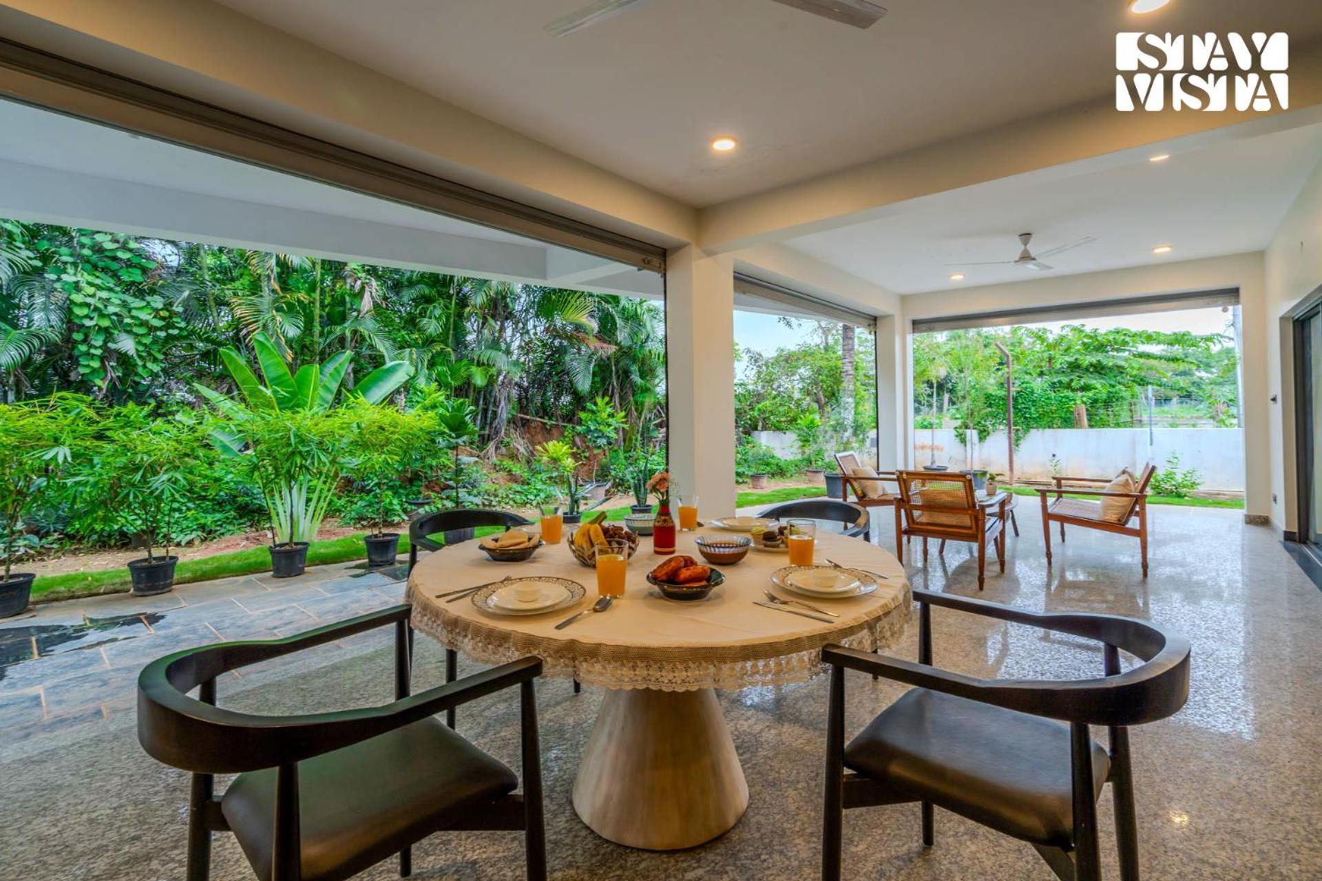 Stayvista At The Lakeshore With View, Wifi, Garden Pousada Bangalore