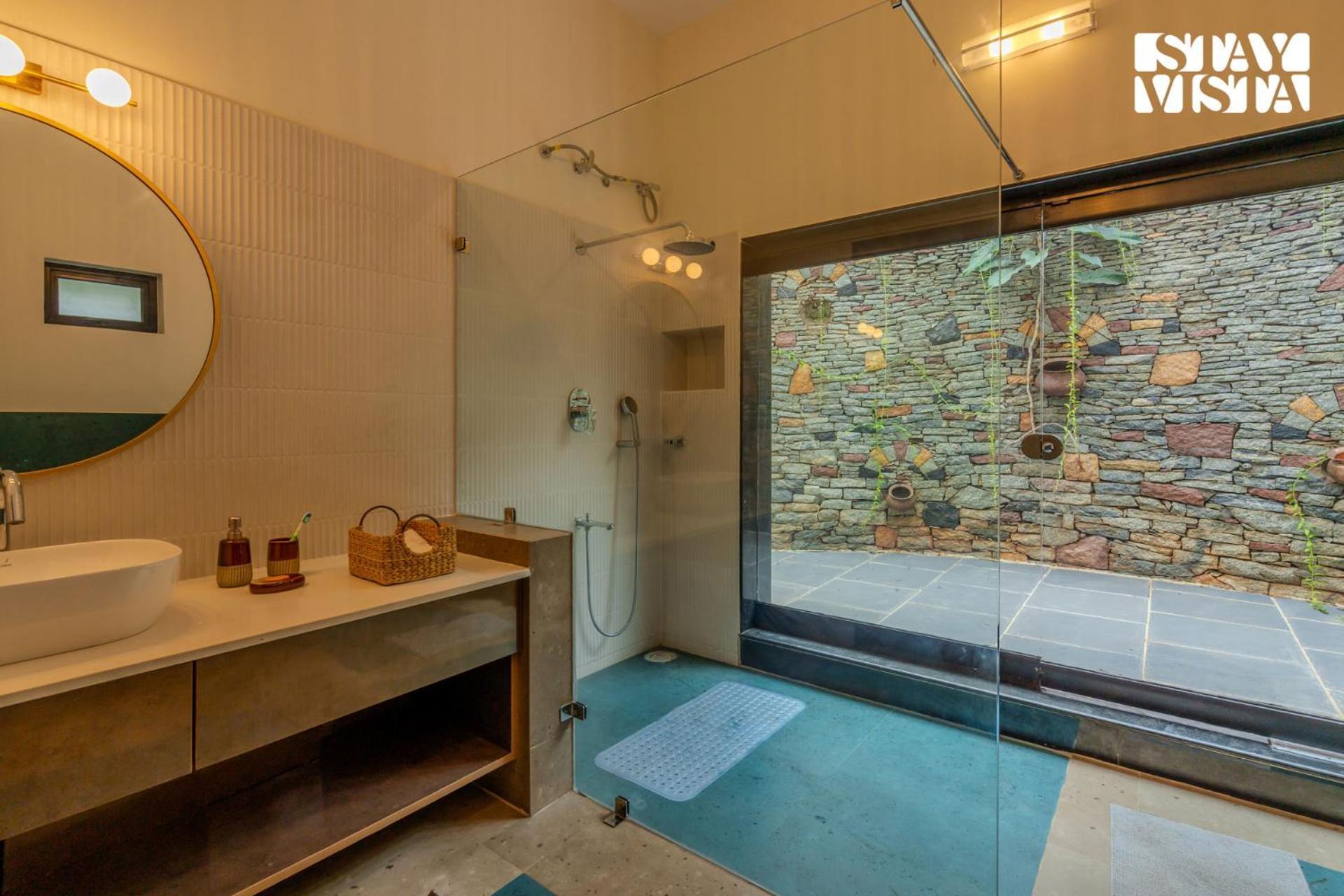Stayvista At The Lakeshore With View, Wifi, Garden