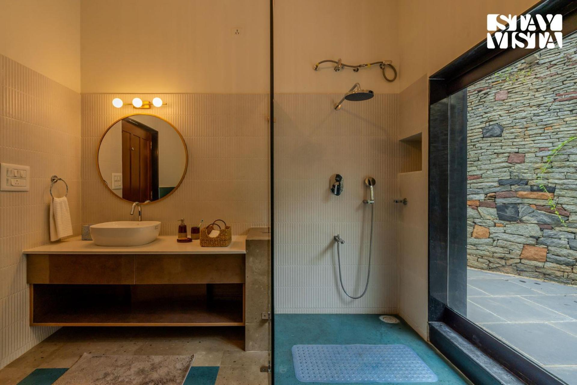 Stayvista At The Lakeshore With View, Wifi, Garden *