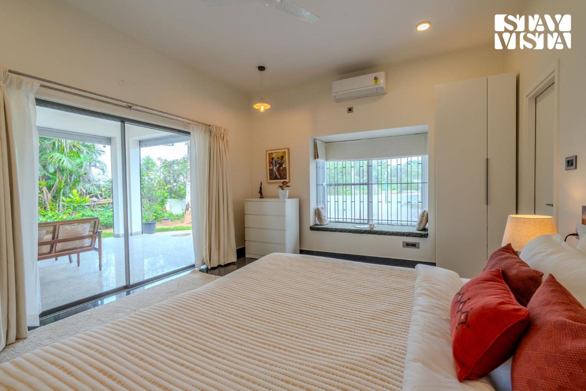 Stayvista At The Lakeshore With View, Wifi, Garden *