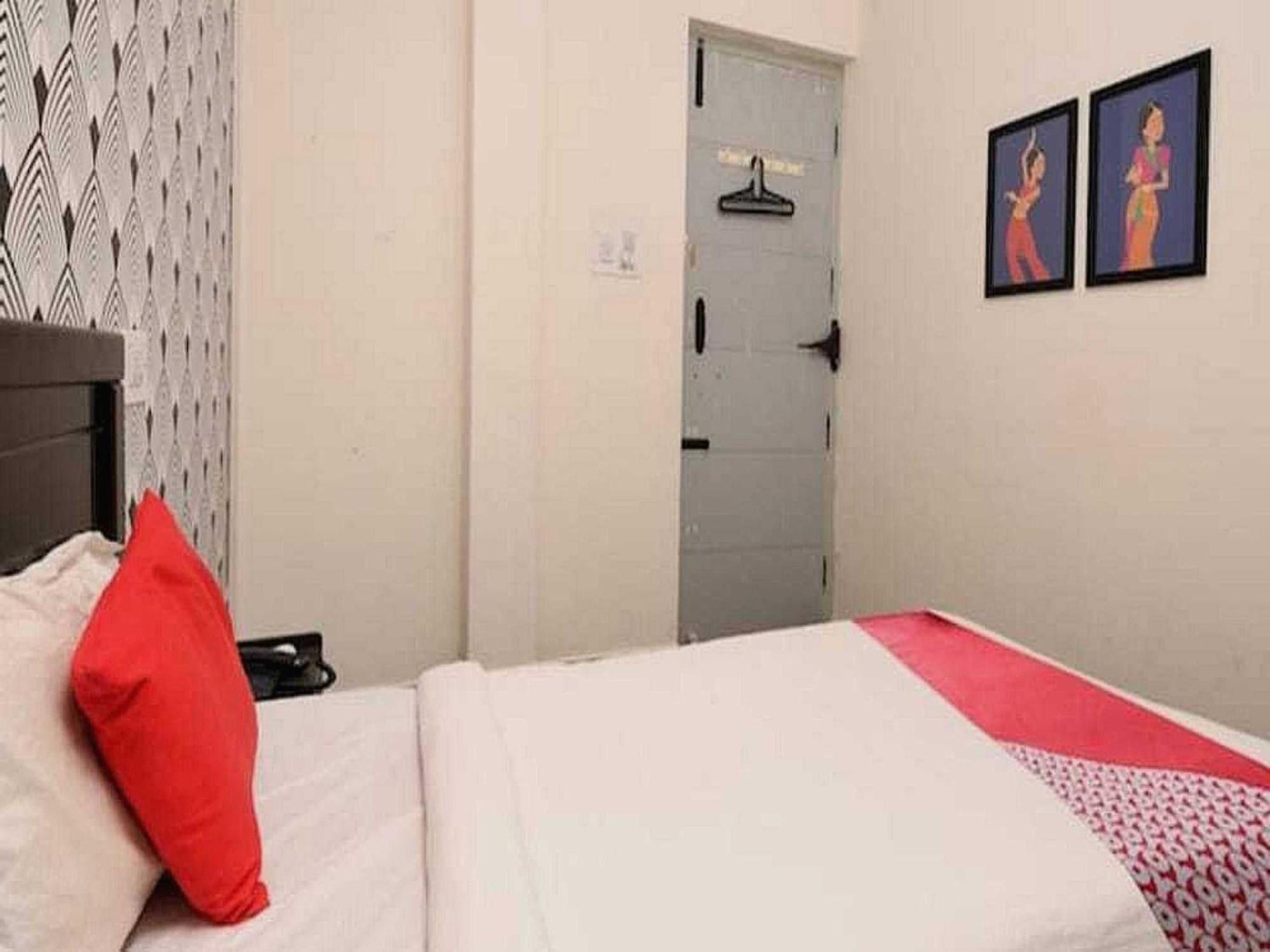 Hotel Spot On Happy Near Sri Amruth Chithra Mandira 2*