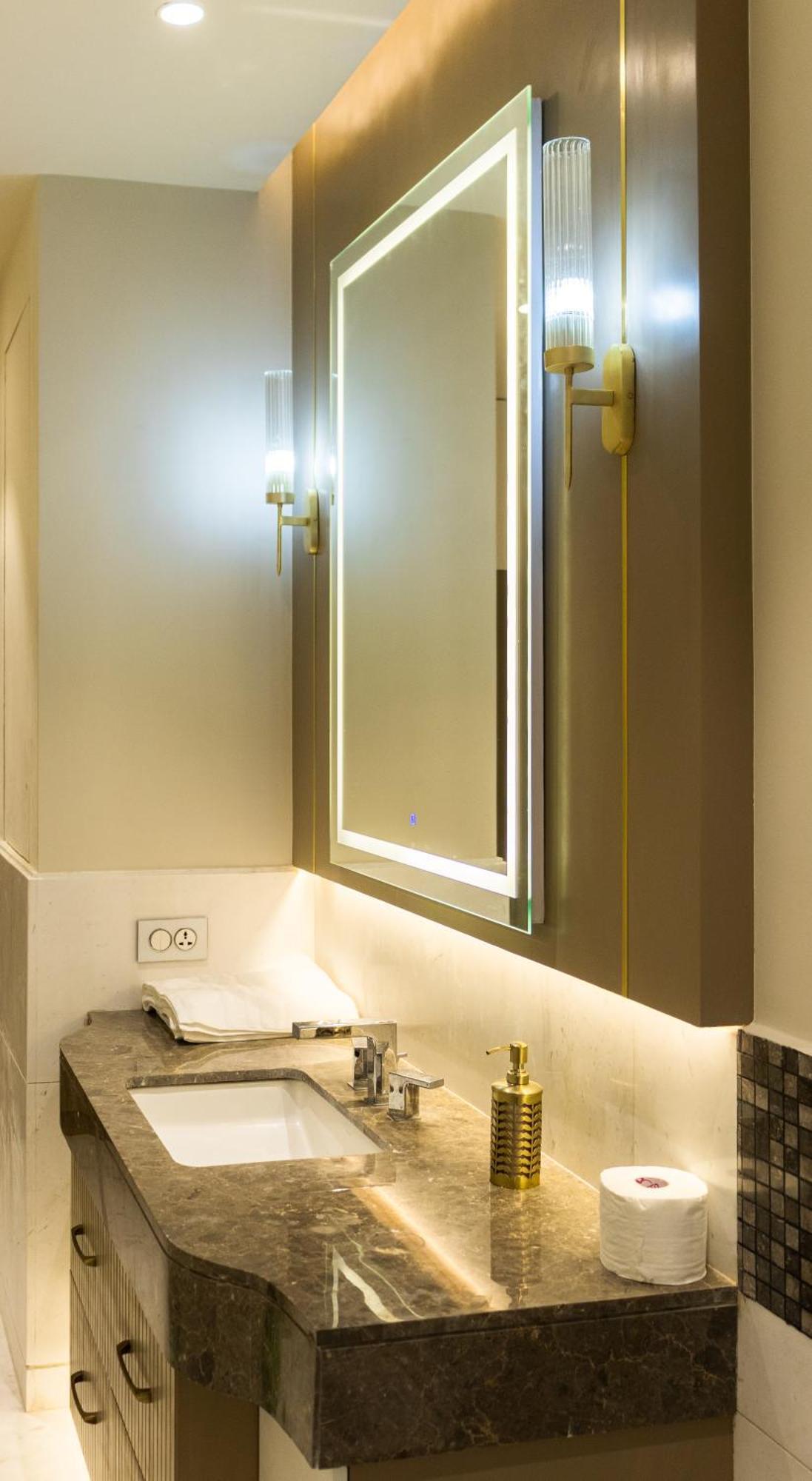 Luxurious In Leelaresidency Near Airport And Manyata Tech Park *