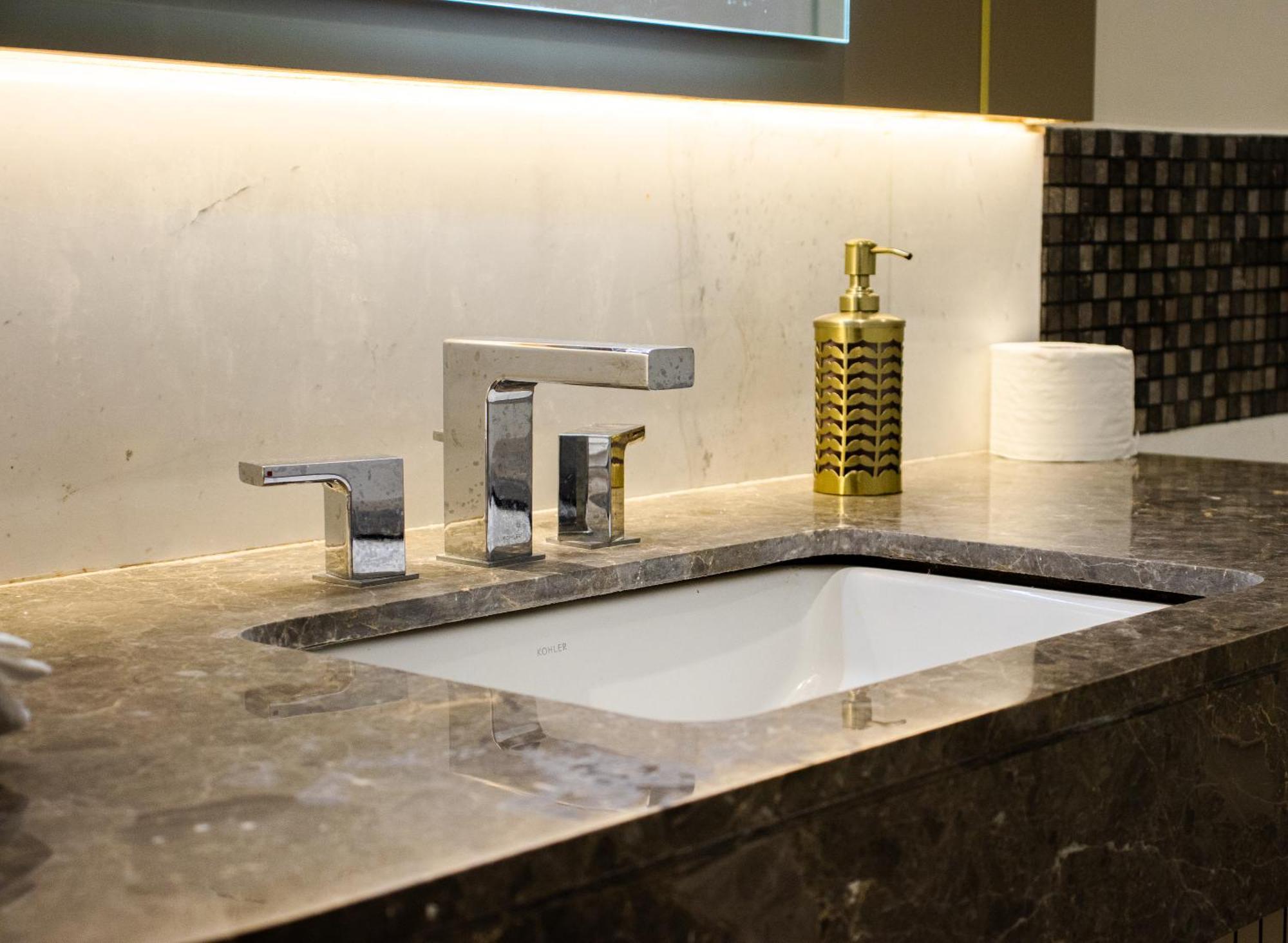 Luxurious In Leelaresidency Near Airport And Manyata Tech Park Bangalore