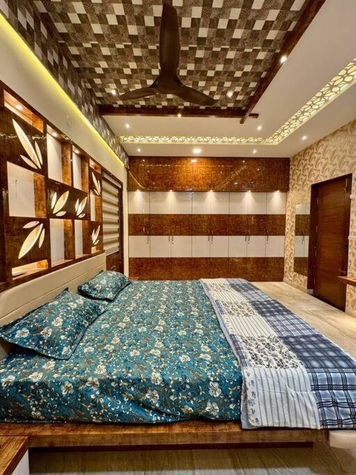 Ultra Luxurious 4 Floor Villa *