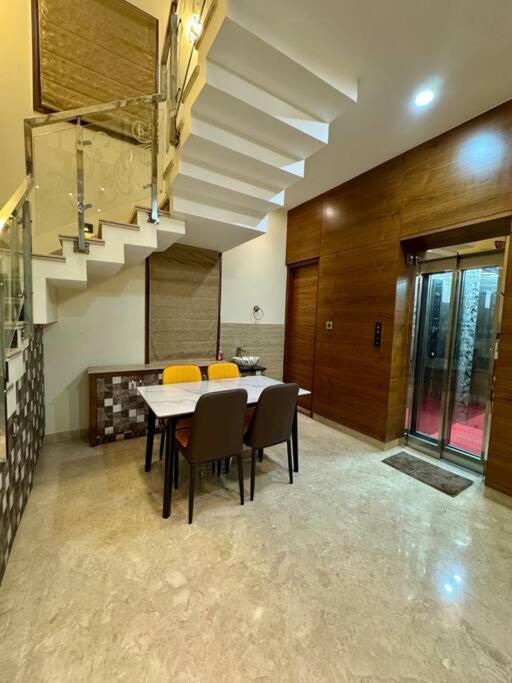 Ultra Luxurious 4 Floor