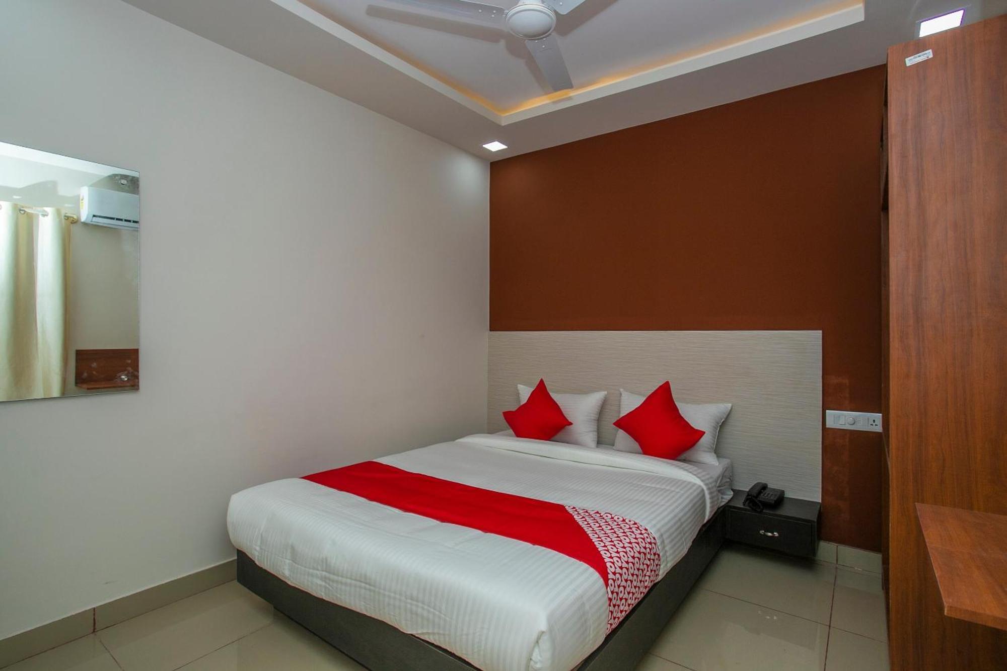 Hotel O Varcity Phi Premium Pavilion ,above Hdfc Bank ,near Anjaneya Temple Madiwala, Hosur Main R Bangalore