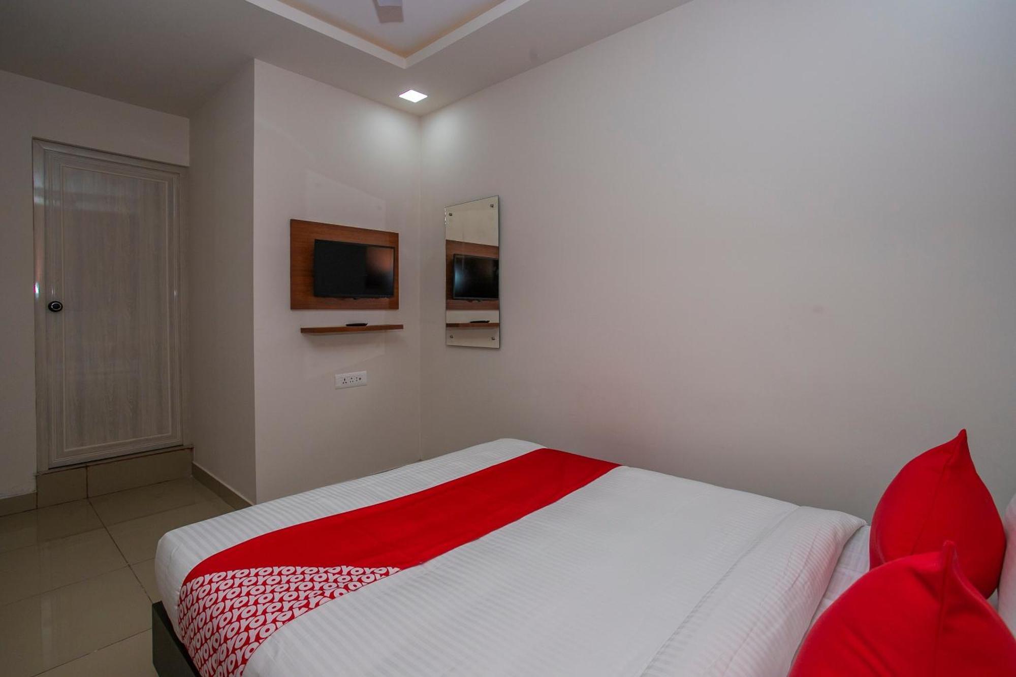 Hotel O Varcity Phi Premium Pavilion ,above Hdfc Bank ,near Anjaneya Temple Madiwala, Hosur Main R