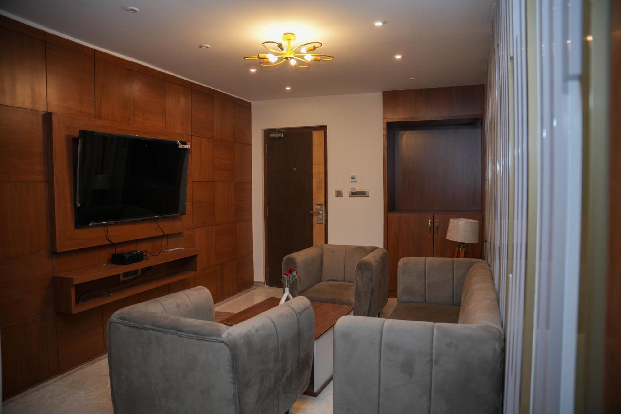 The Ontime Hotel, Hotel