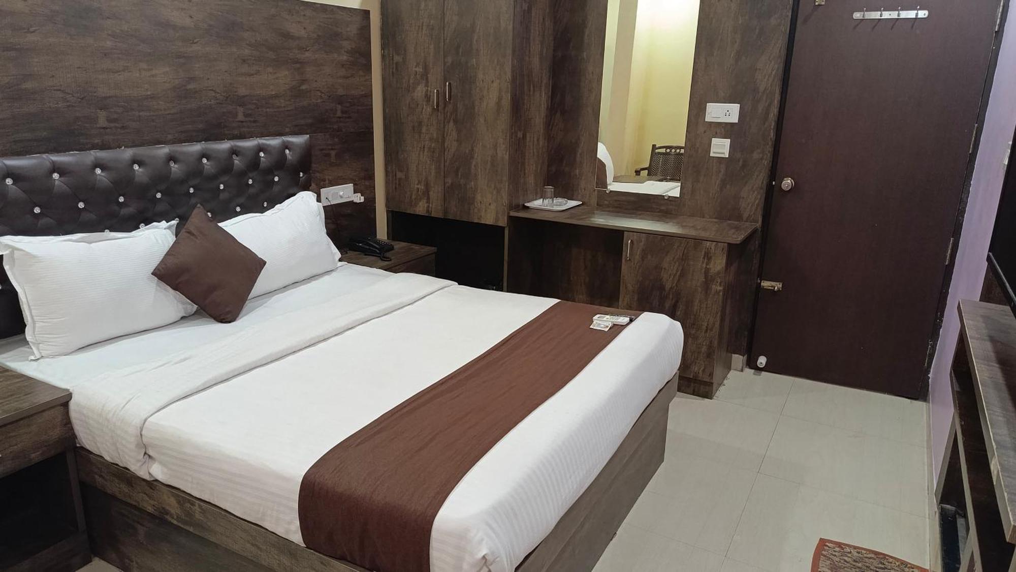 Hotel Pph Royal Gs Comforts Opp Mall Of 3*