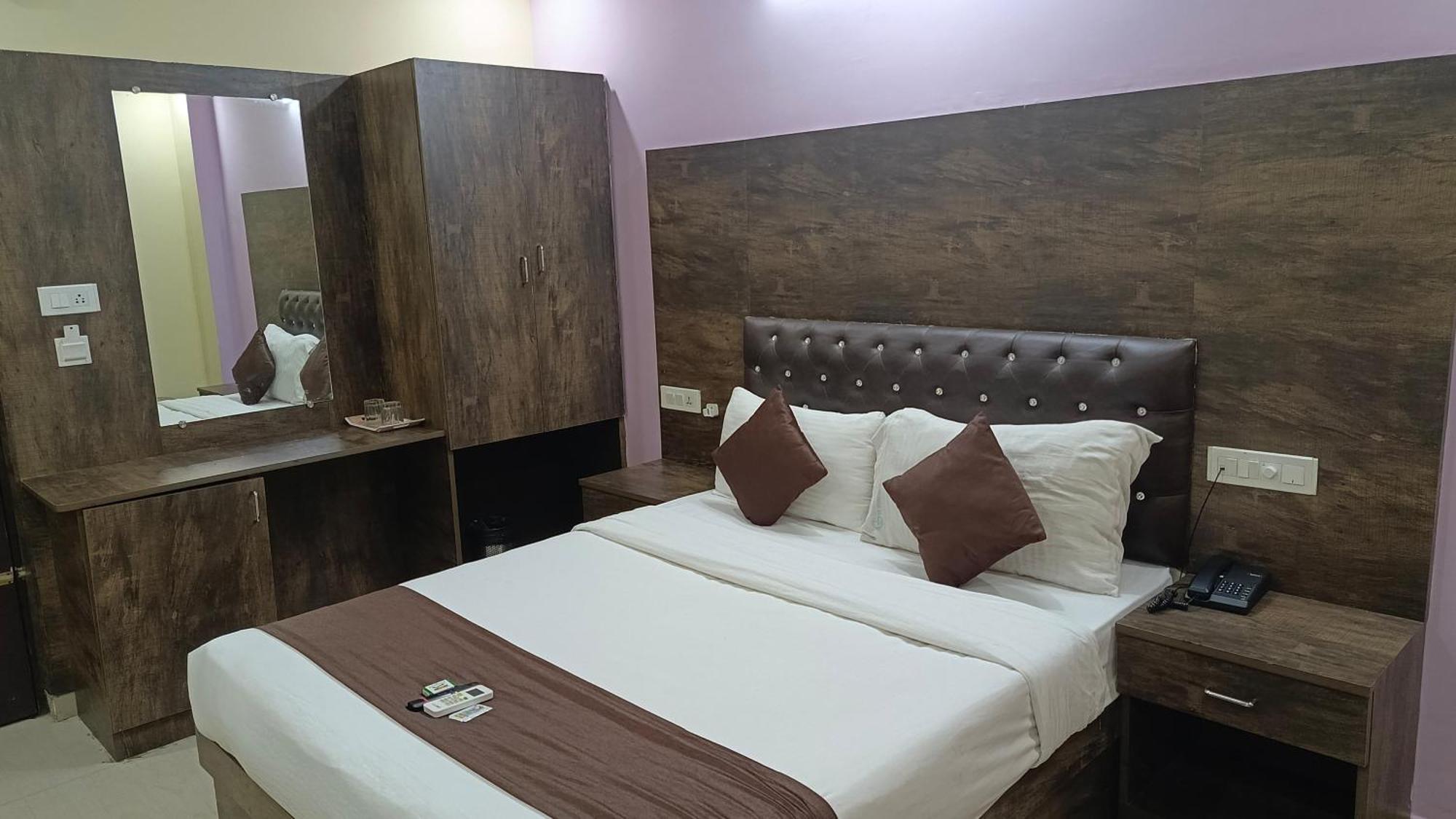 Pph Royal Gs Comforts Opp Mall Of Hotel 3*