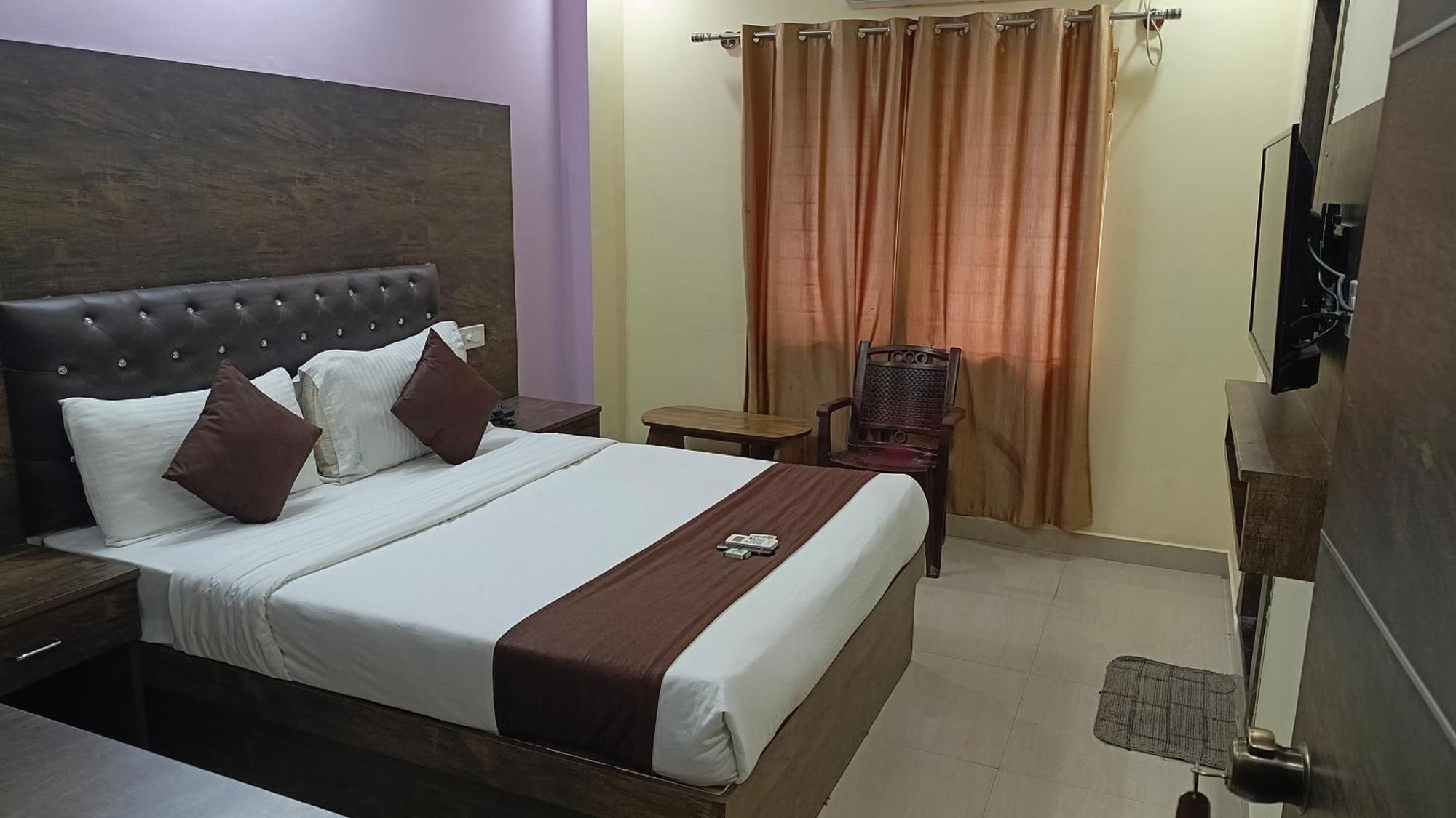 Pph Royal Gs Comforts Opp Mall Of Hotel 3*