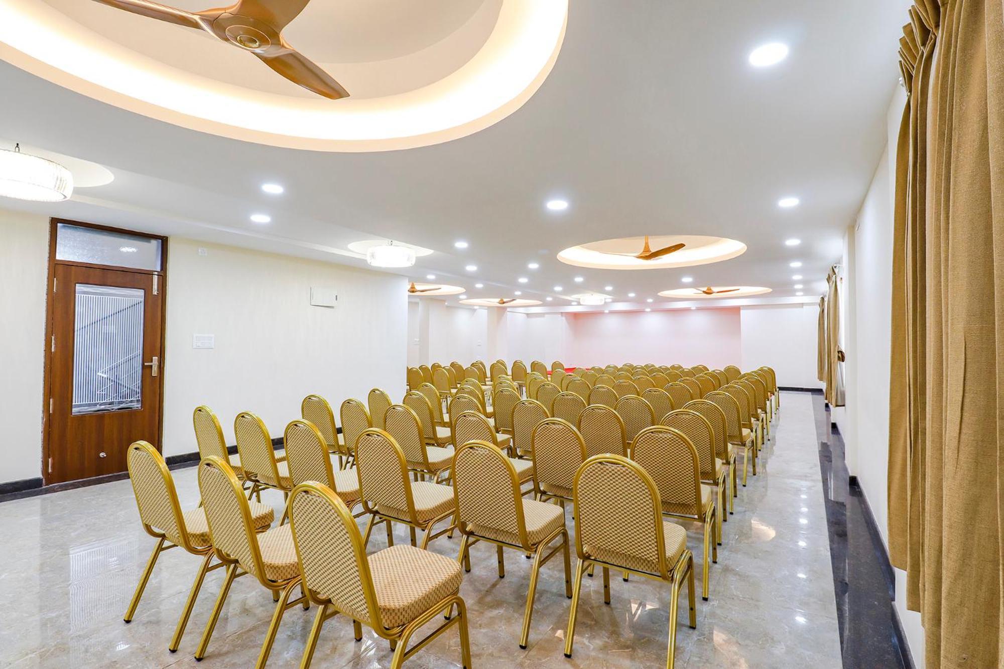 Fabhotel Sathya Comforts - Nr Commercial Street 3*
