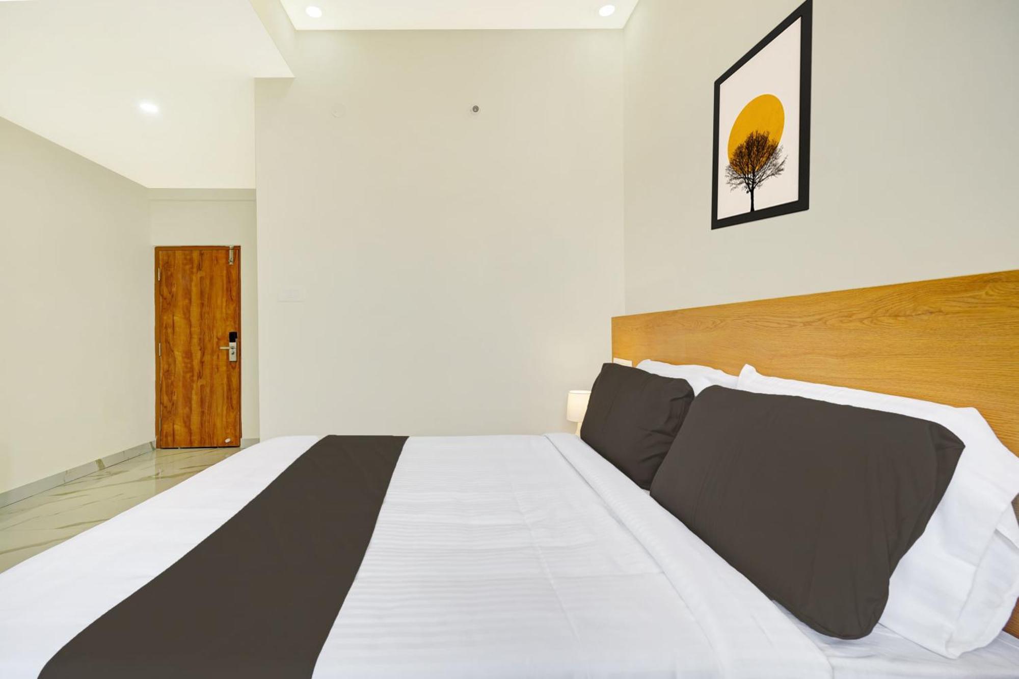 Hotel Super Collection O White Suites-kemp Fort Mall