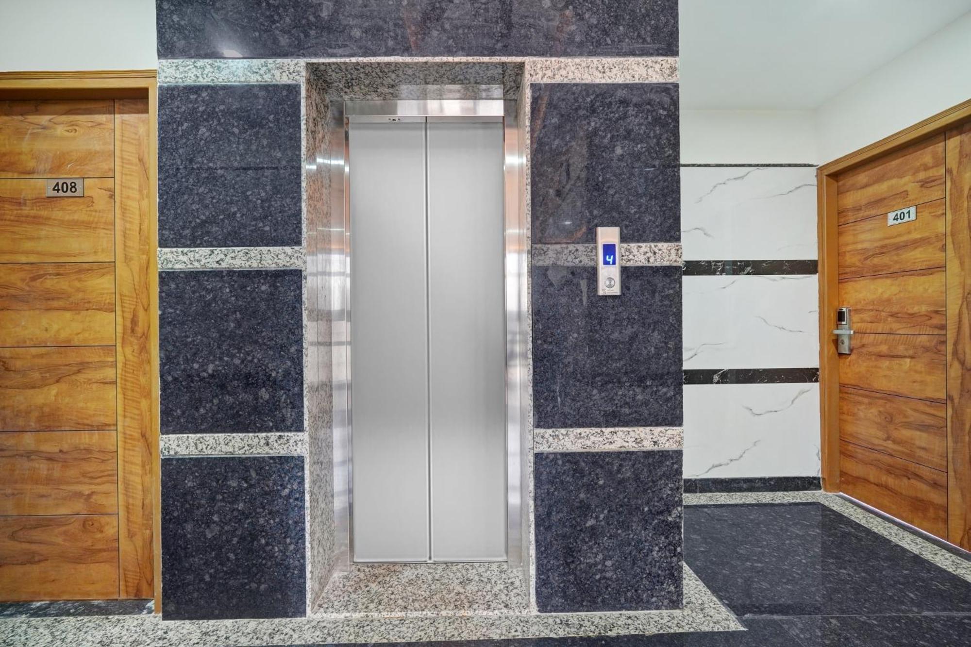 Hotel Super Collection O White Suites-kemp Fort Mall Bangalore