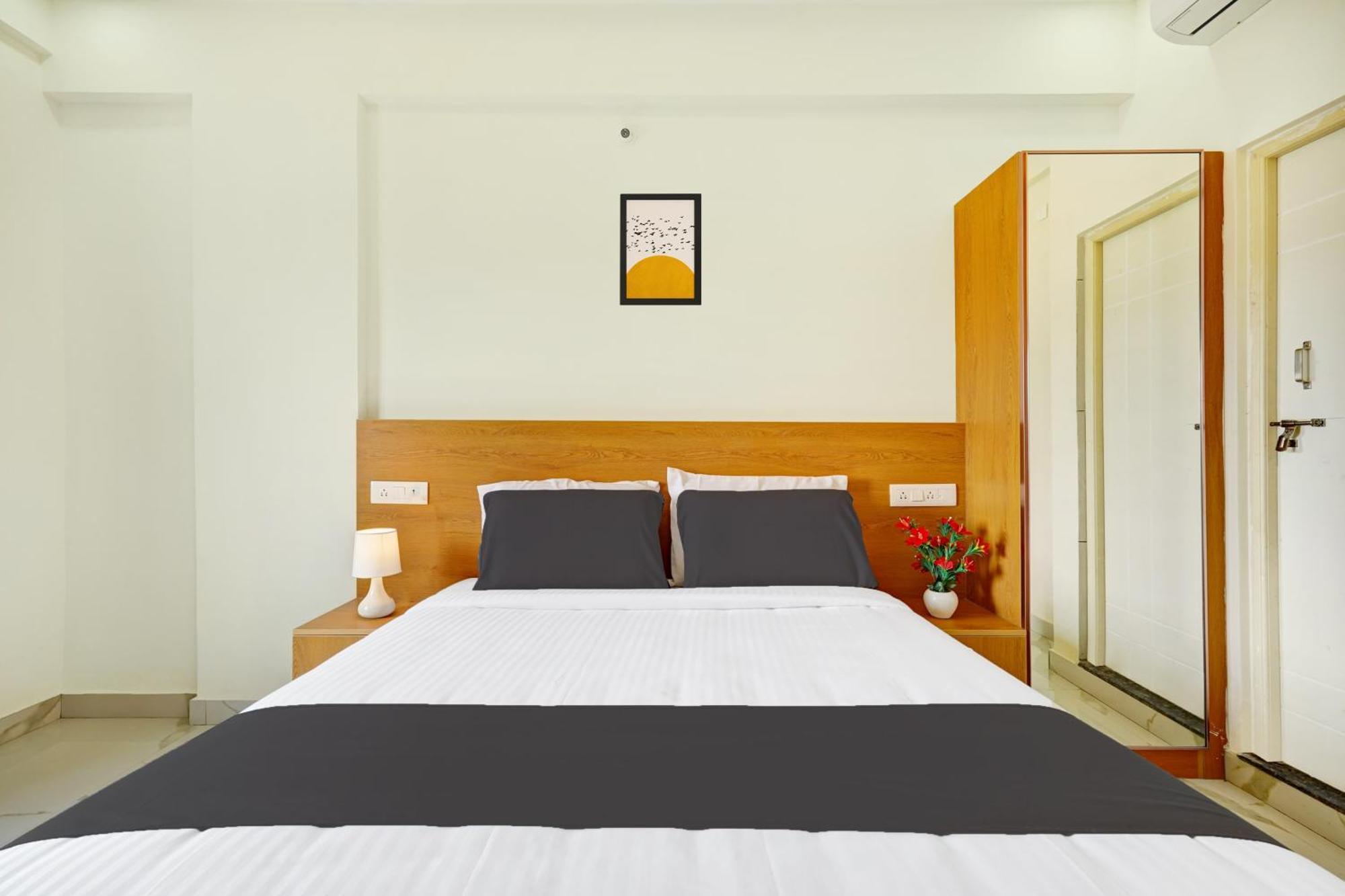 Super Collection O White Suites-kemp Fort Mall Bangalore