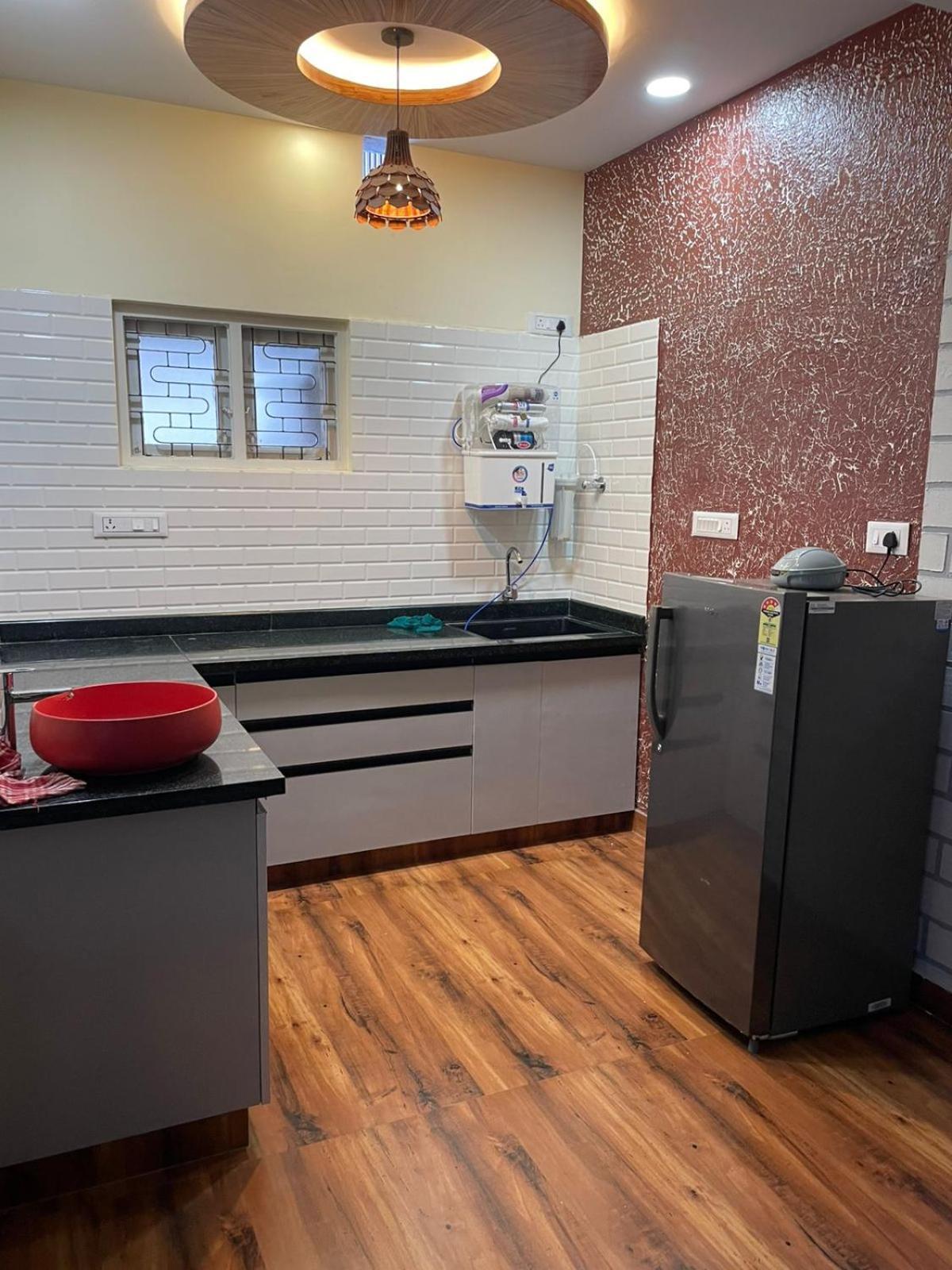 Service Apartment *