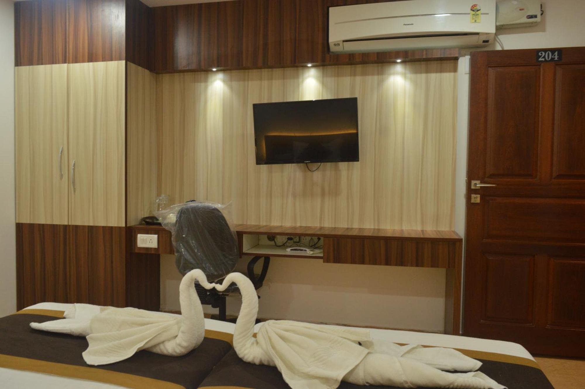 White Feather Hotel 3*