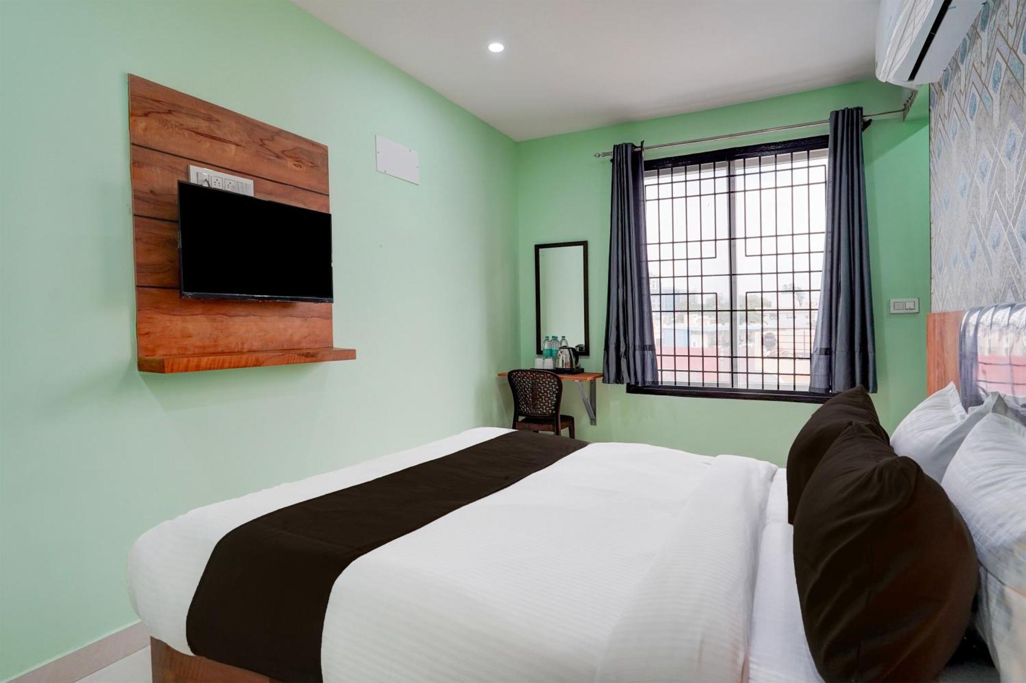 O Golden Comforts Hotel 3*