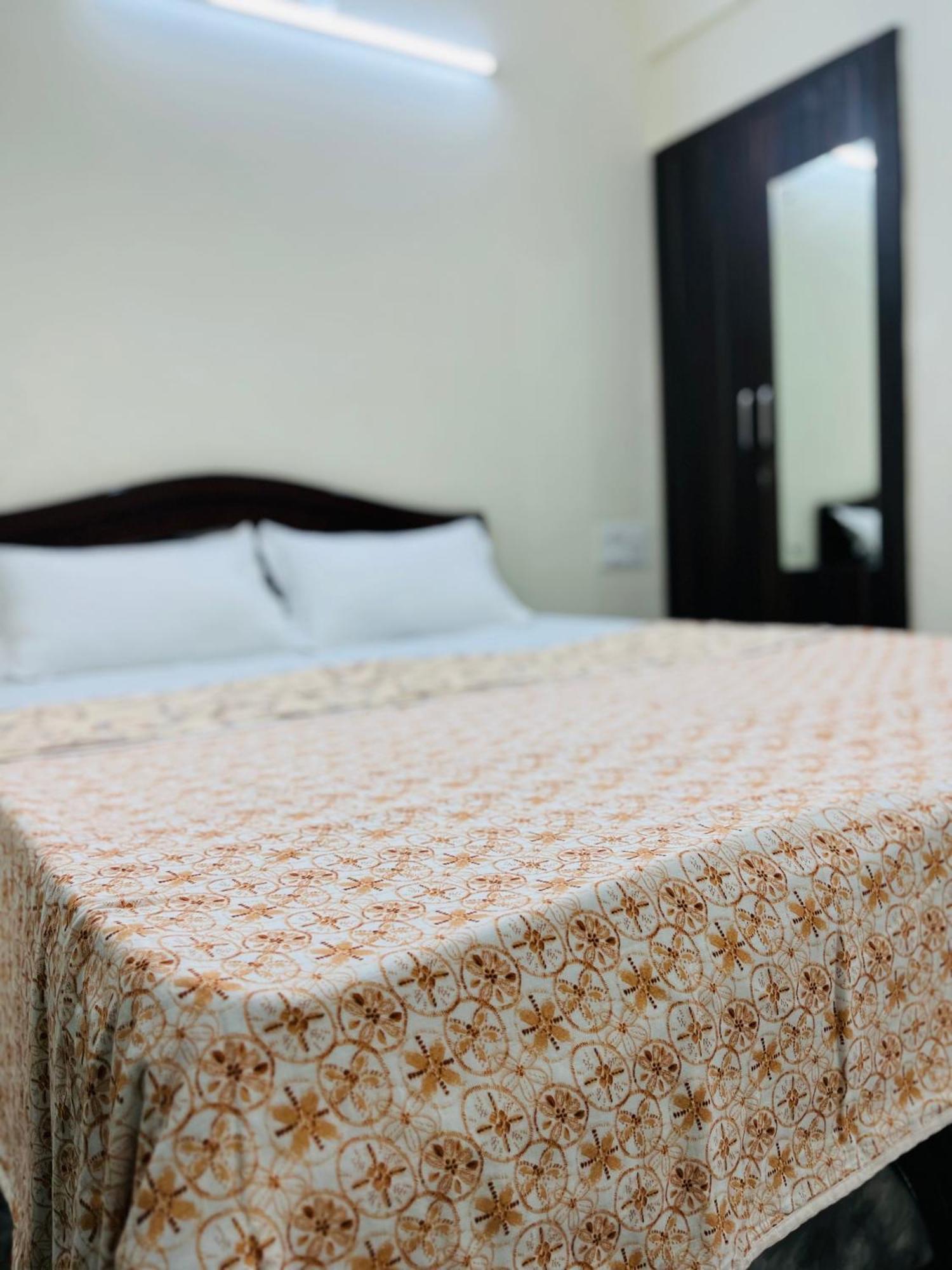 Esha Enclave - Premium Suits Apartment *