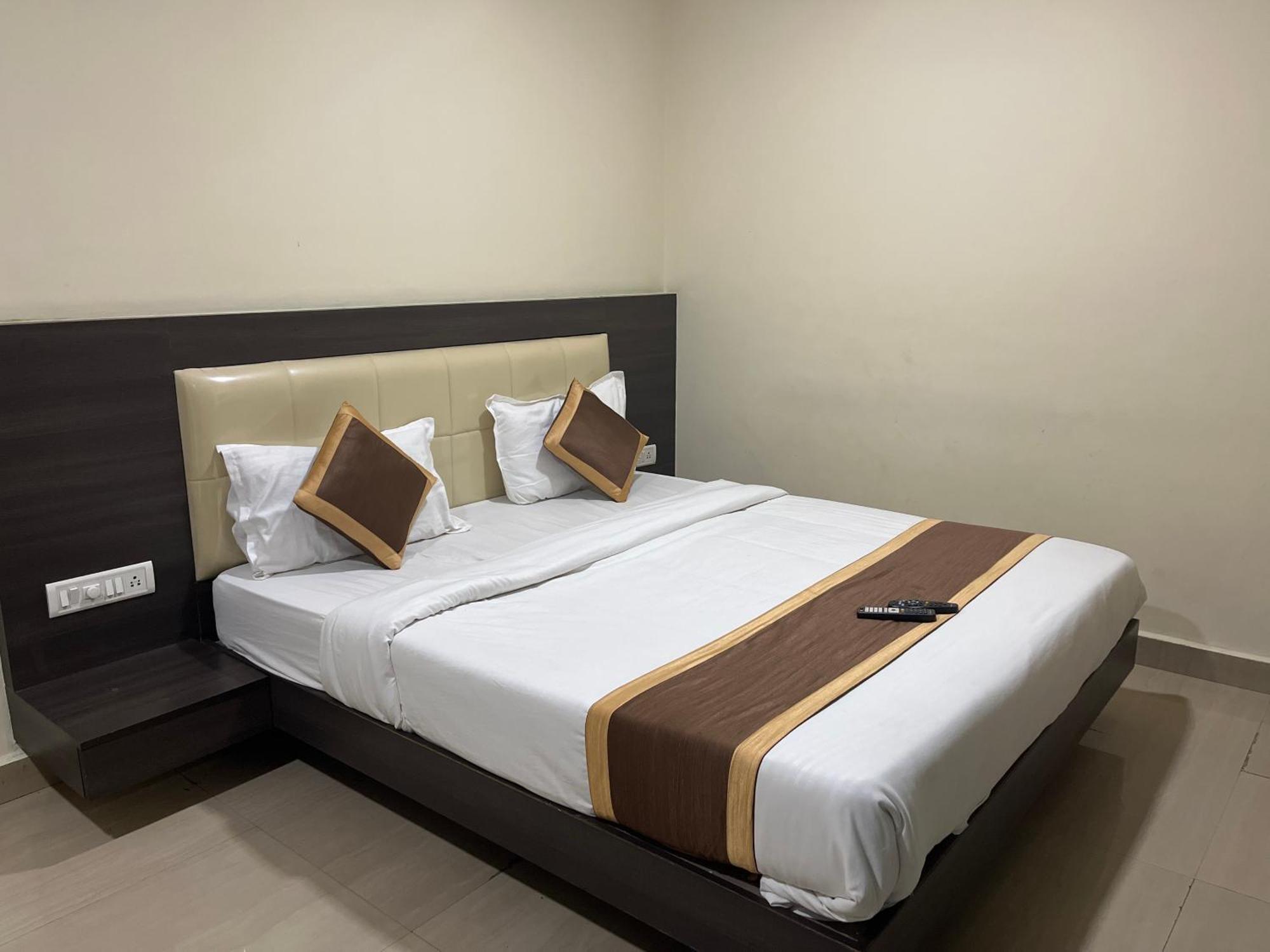 Vijaya Lakshmi Residency 2*