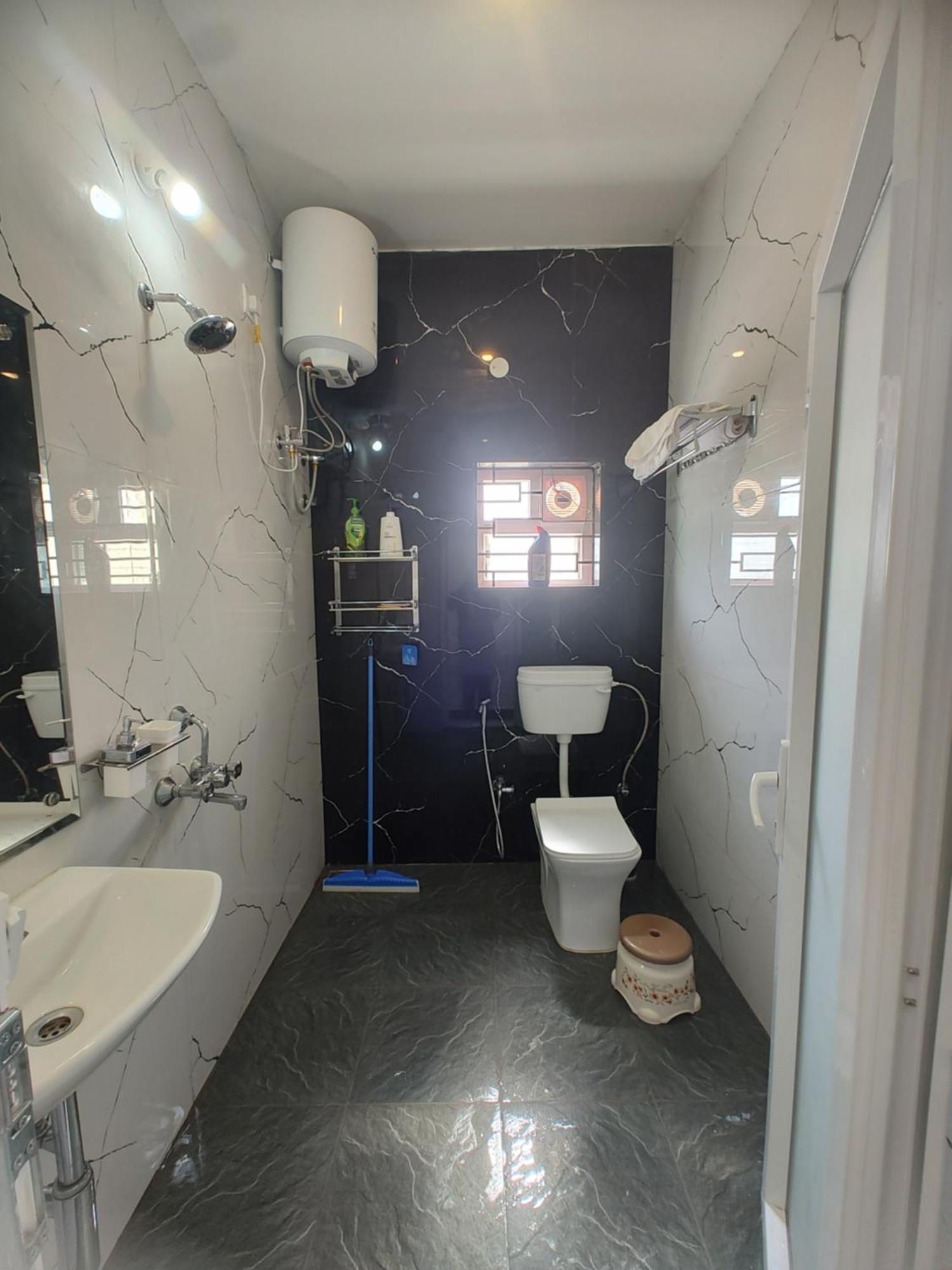 Affordable Luxurious With Amenities Apartment *