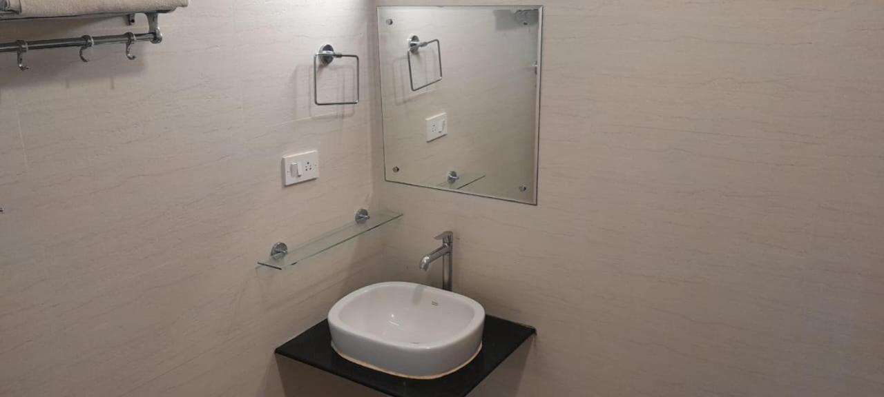 Crimson Lotus Hotel 3*