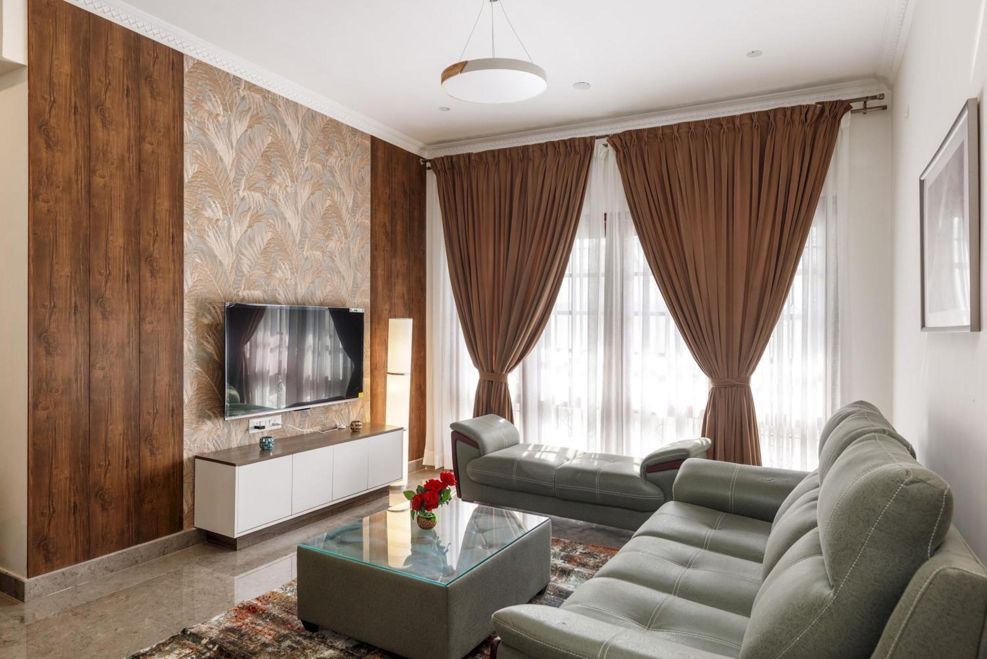 Emerlad 401 Nr Mg Road * Bangalore