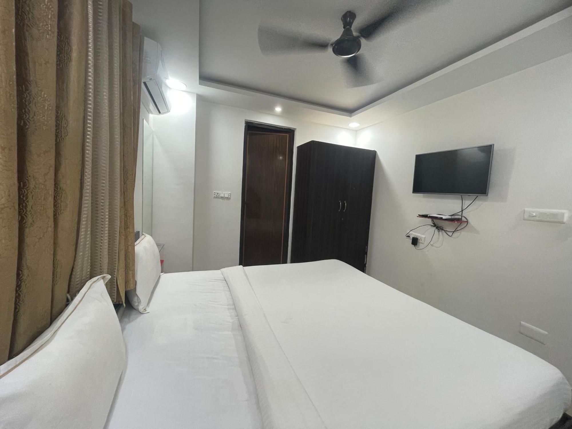 Rahat Comforts Hotel *