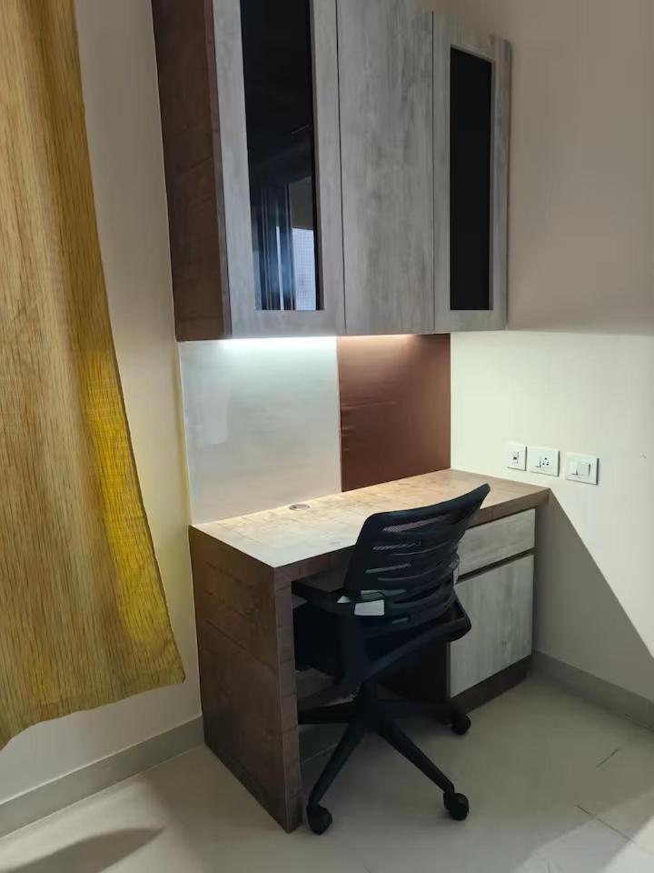 Apartment Spacious 3bhk High Floor East With Full Equipped Kitchen- 26a *
