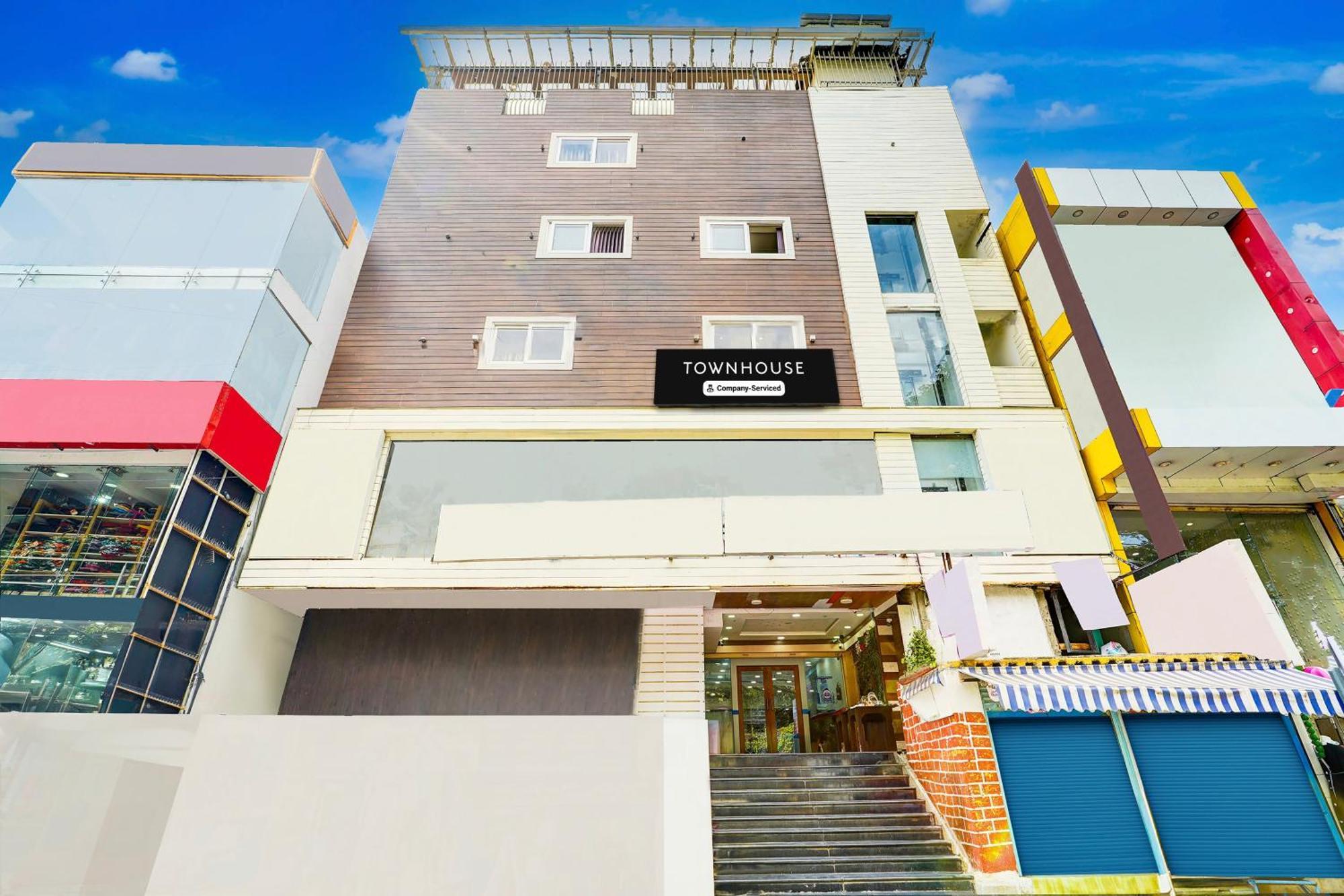 Super Townhouse Mg Road Near Commercial Street Hotel
