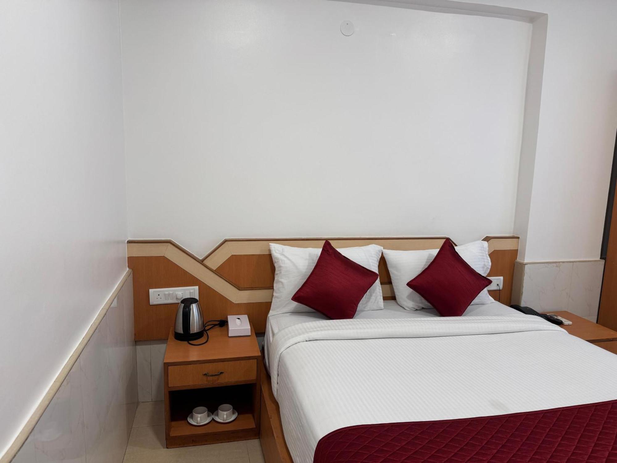 Hotel Srinidhi Residency Murugeshpalya 3*