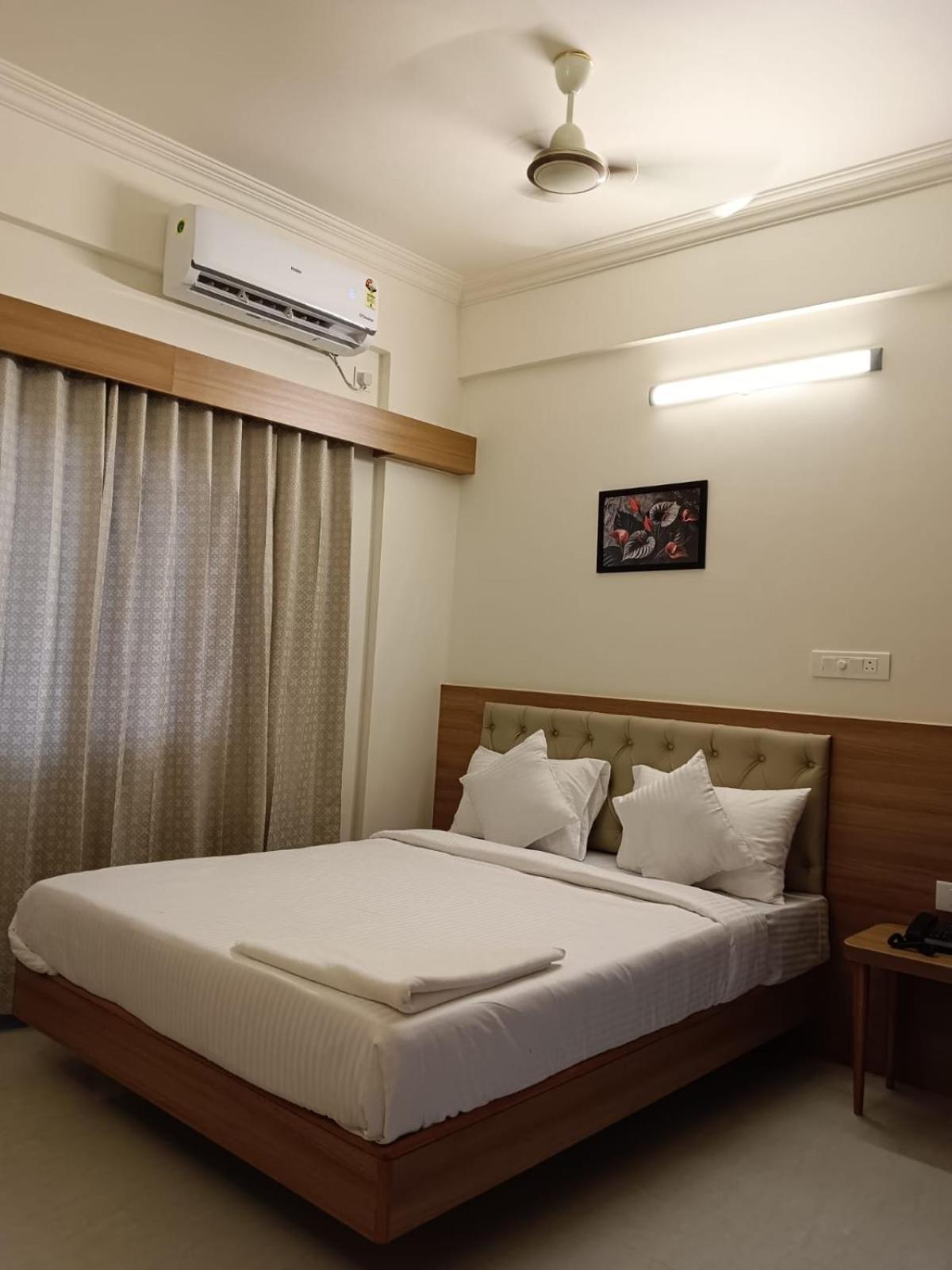 Krishna Hotel 3*