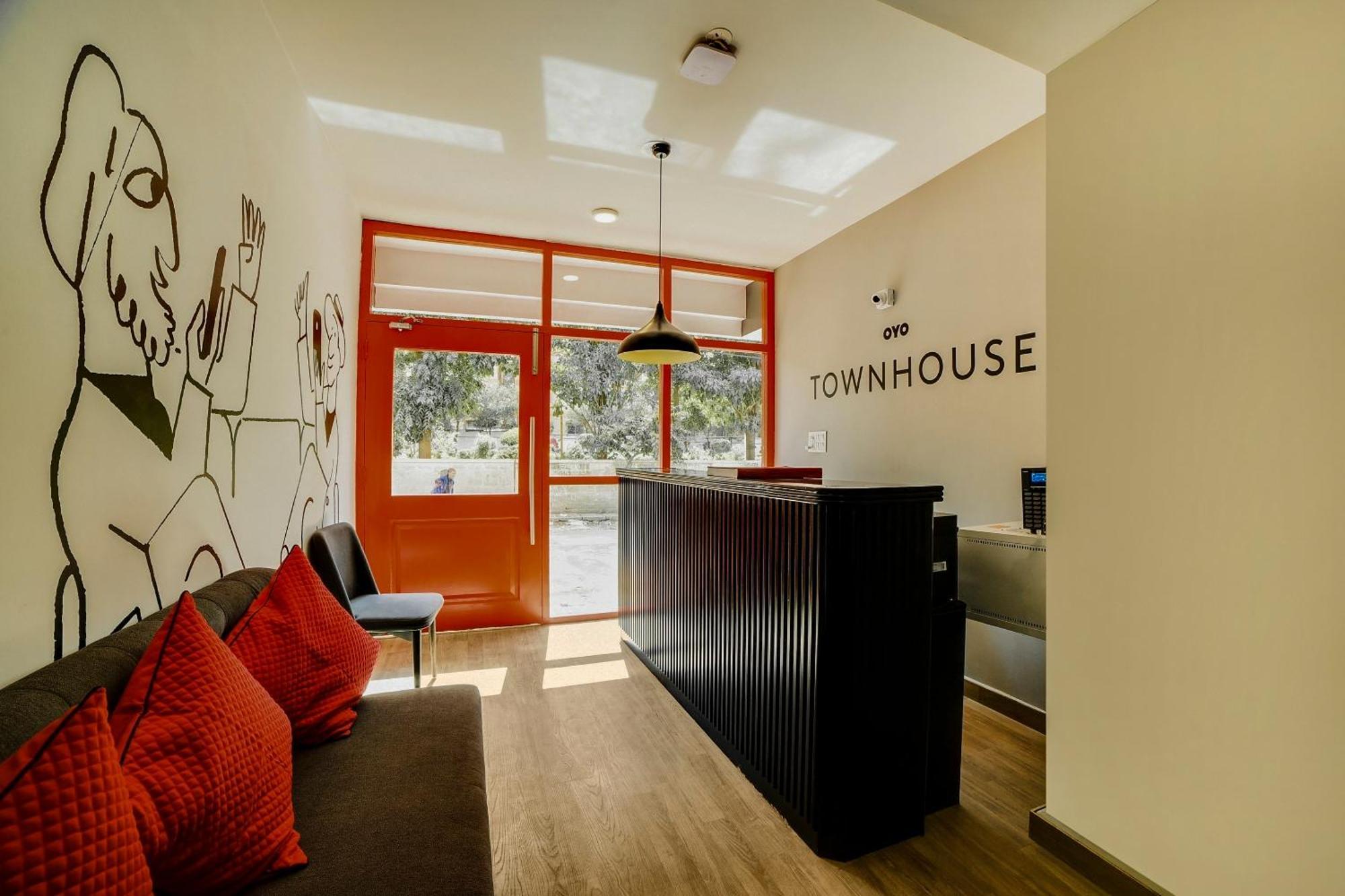 Townhouse Sarvar Hospitality Near Ascendas Park Square Mall 4* Bangalore