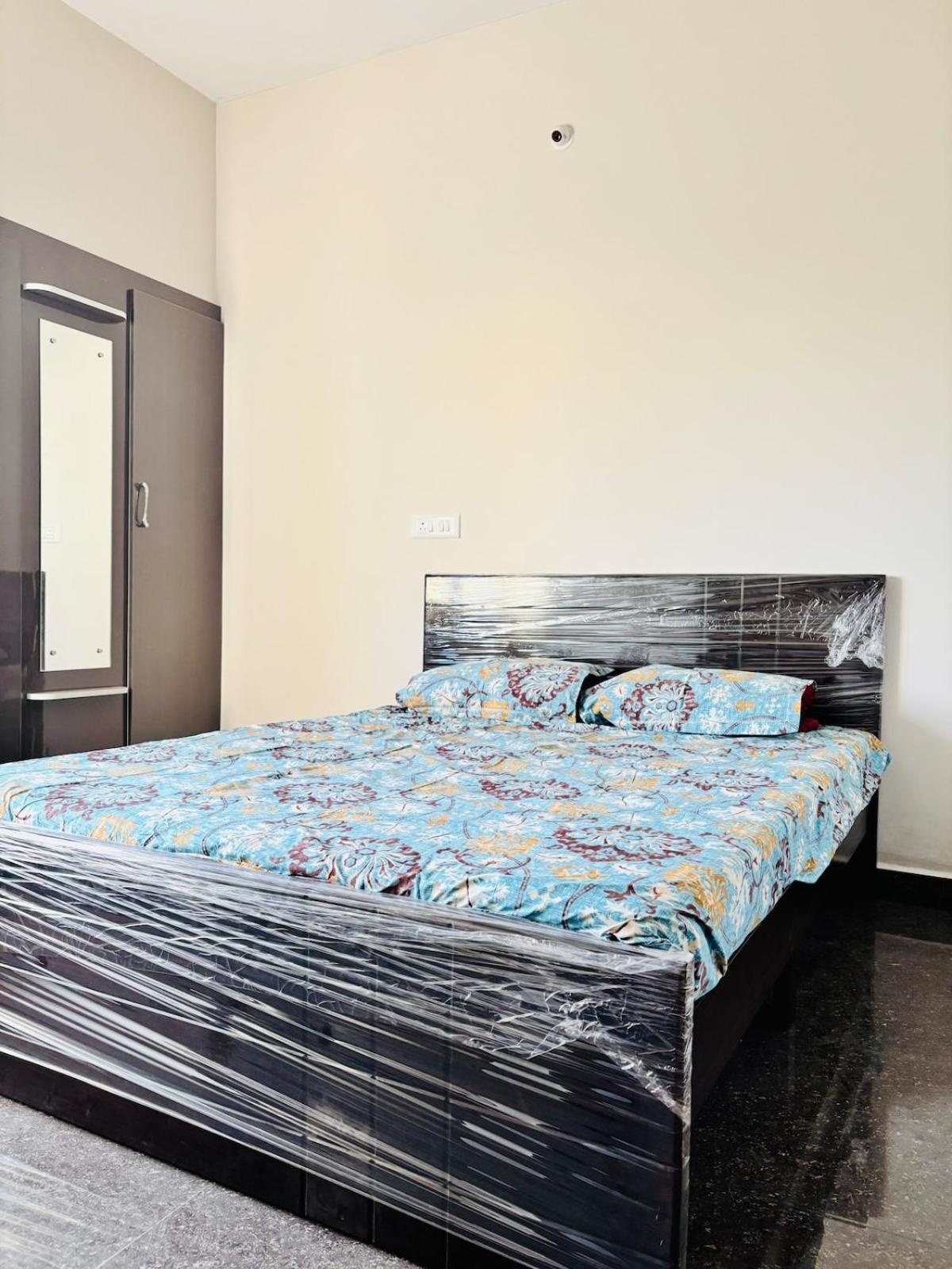 1 Bhk Next To The Beautiful Park - 502 Apartment