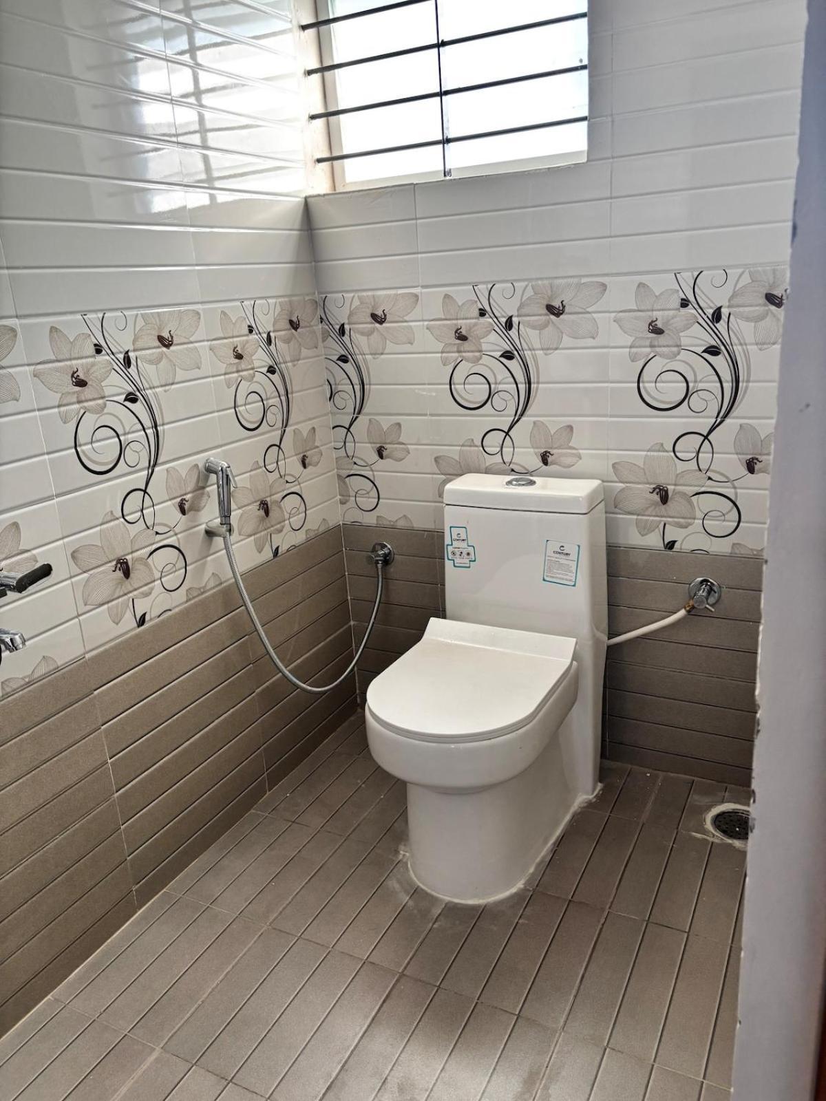 Apartment 1 Bhk Next To The Beautiful Park - 502 *