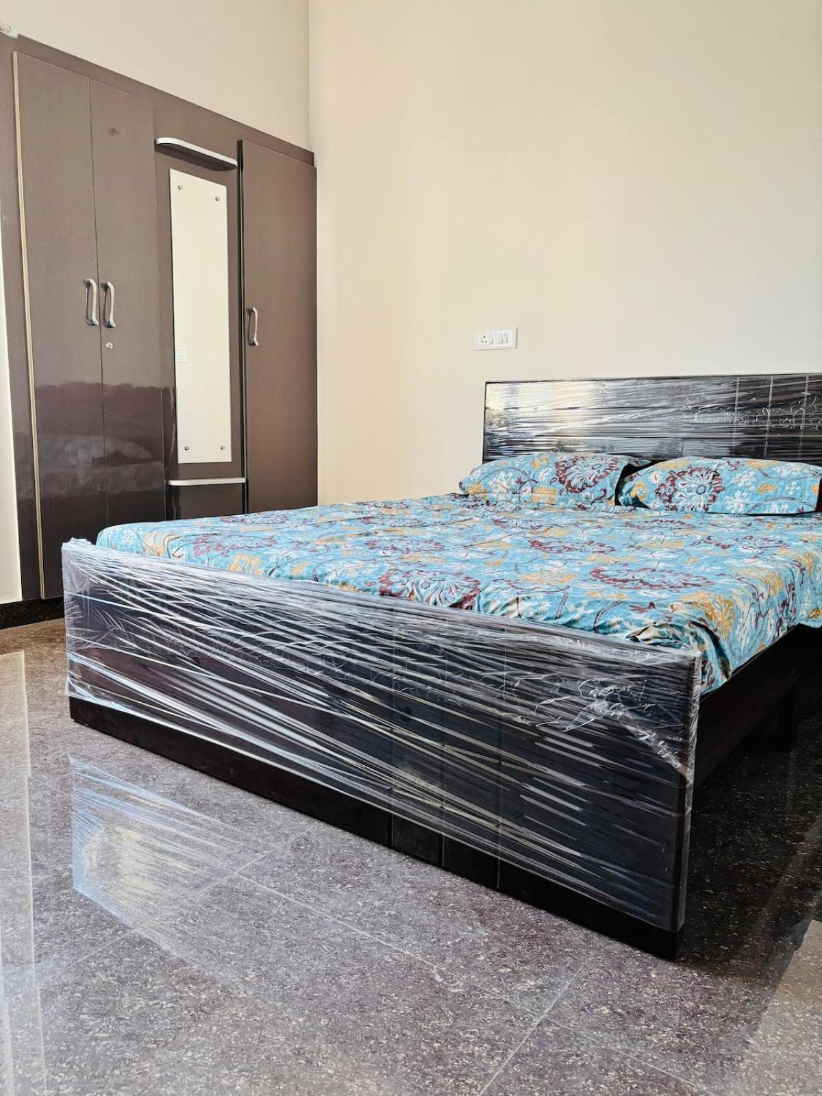 1 Bhk Next To The Beautiful Park - 502 Apartment *