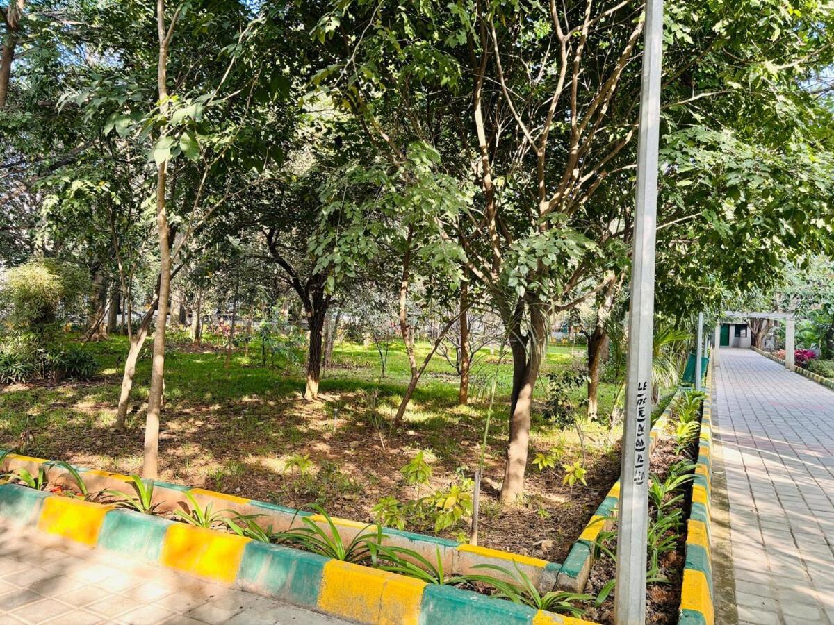 Apartment 1 Bhk Next To The Beautiful Park - 402 *