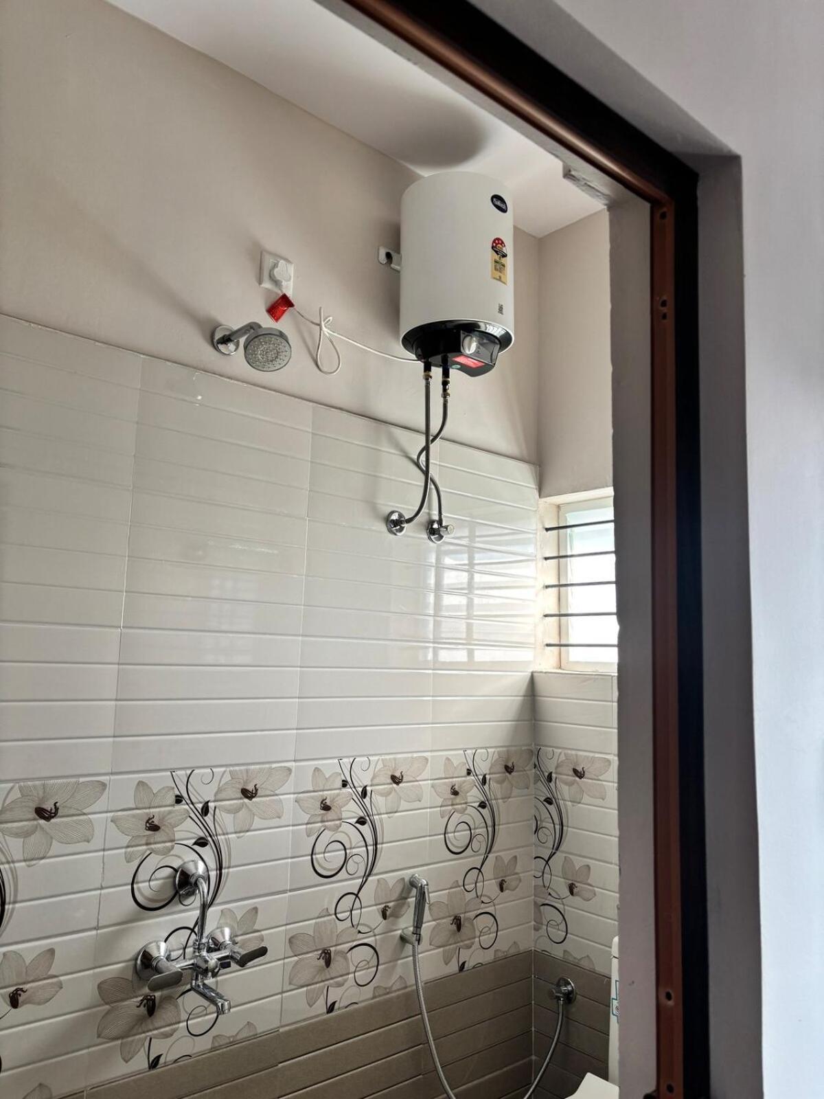 Apartment 1 Bhk Next To The Beautiful Park - 402 *