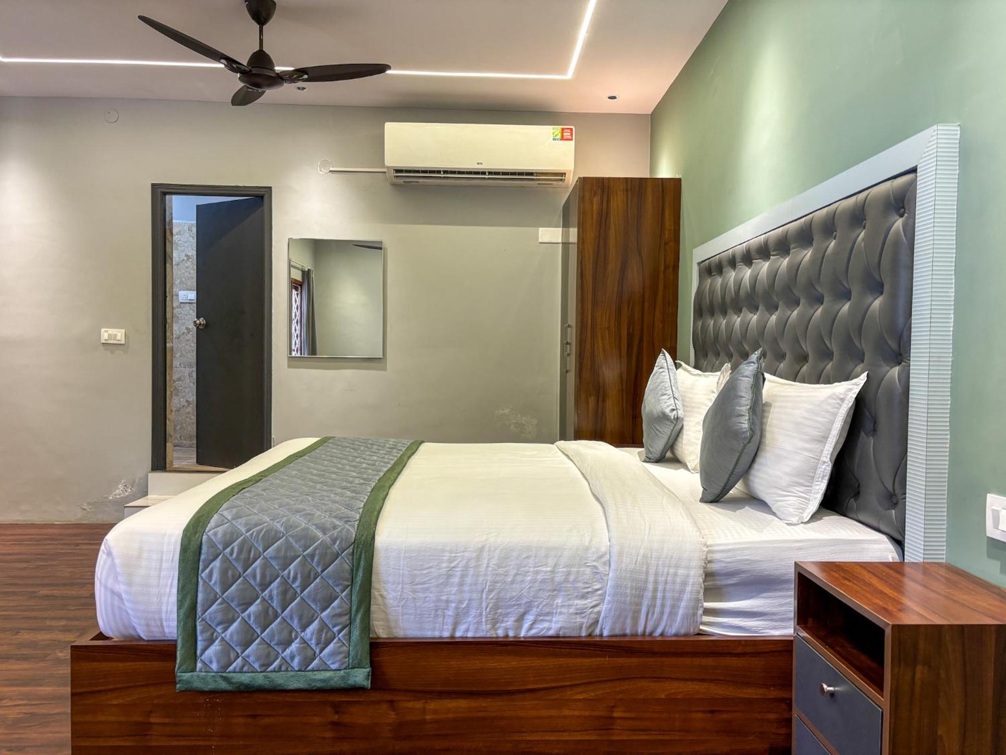 Palm Mystic - Indiranagar