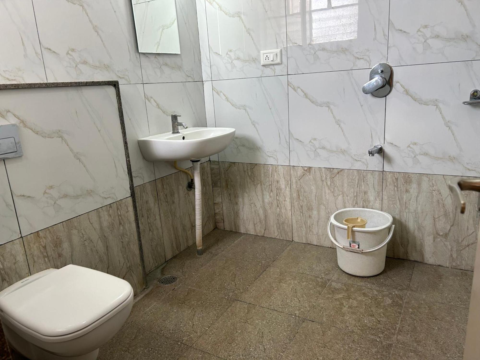 M S Comforts Hotel 3*