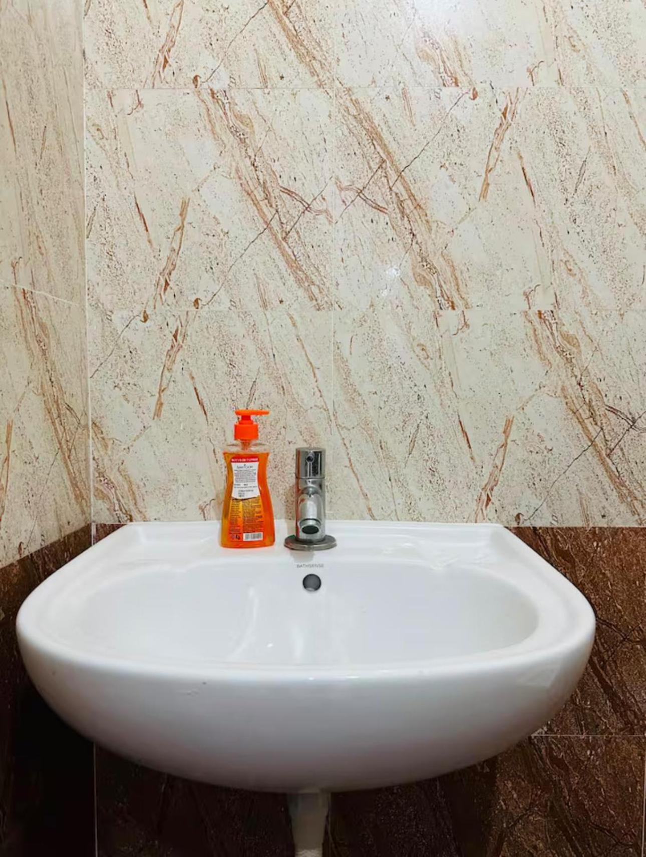 Hotel Deluxe In Whitefield *