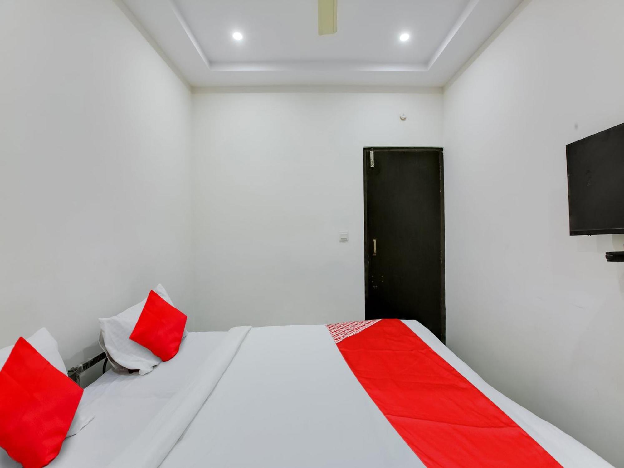 Hotel O Manjushree Boarding & Nearby Dr.br Ambedkar Stadium Basveshwar Nagar 4*