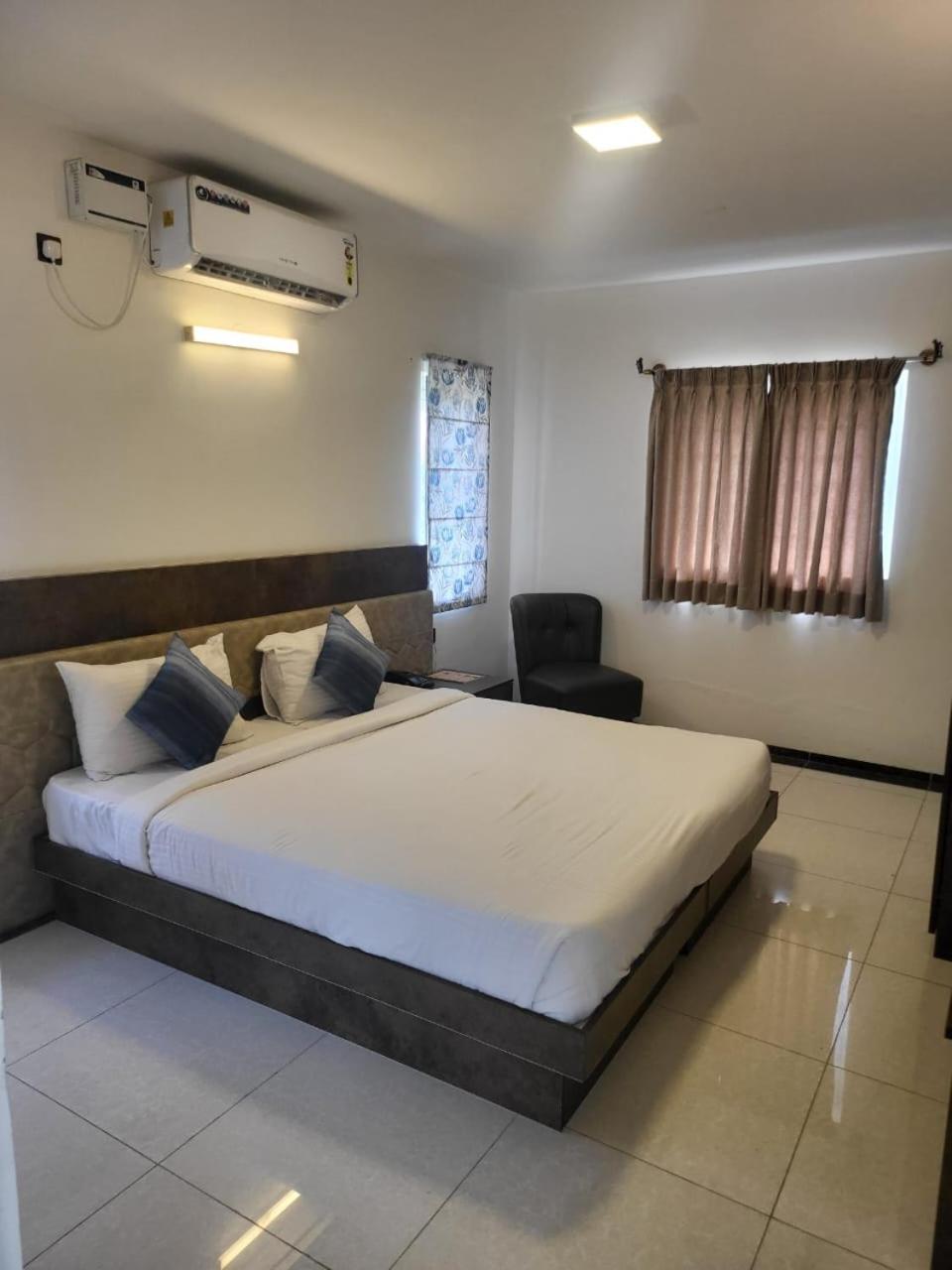 Nirantara & Resort 4*