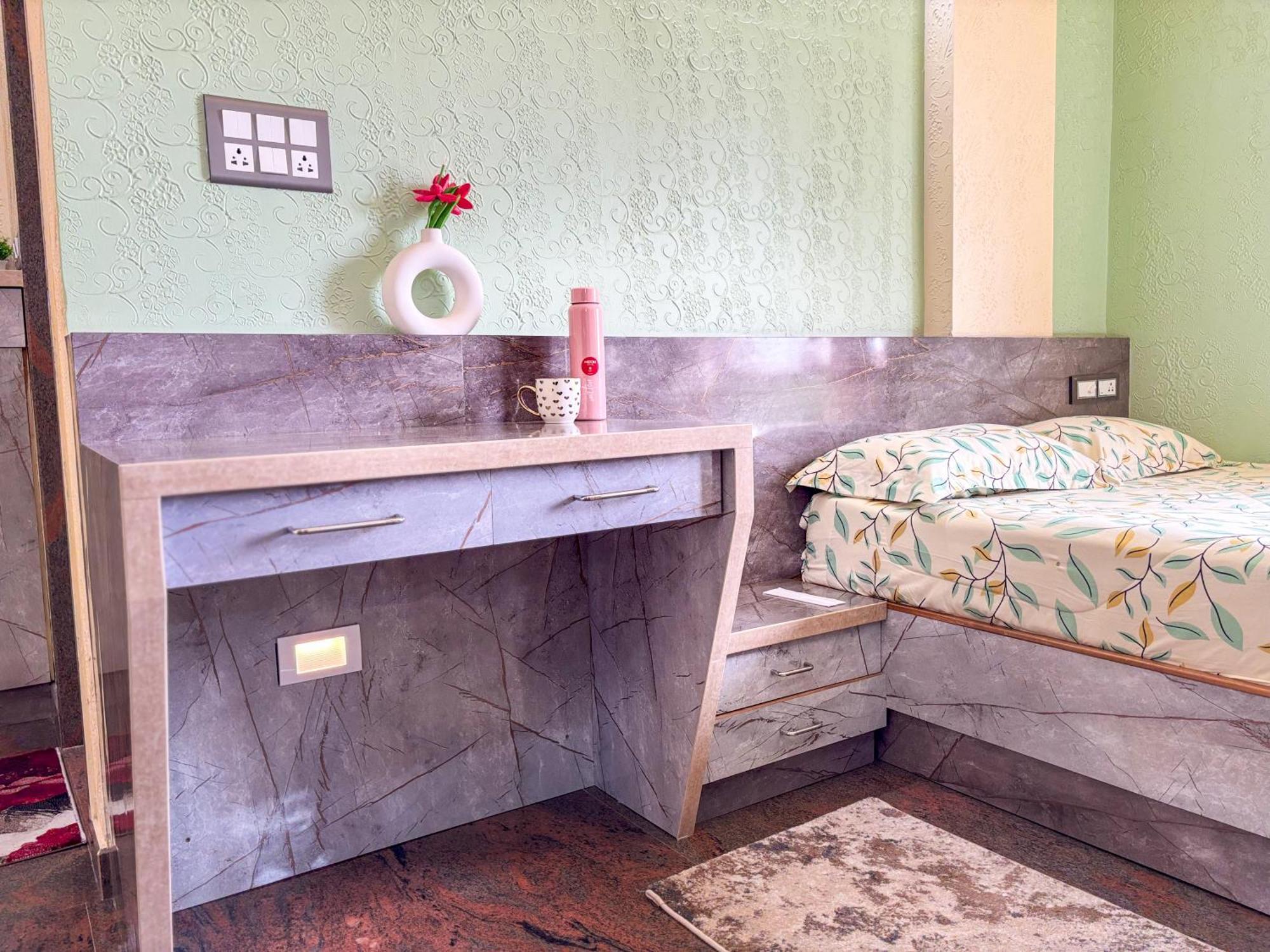 Apartment Visla Service Near Dlf Newtown