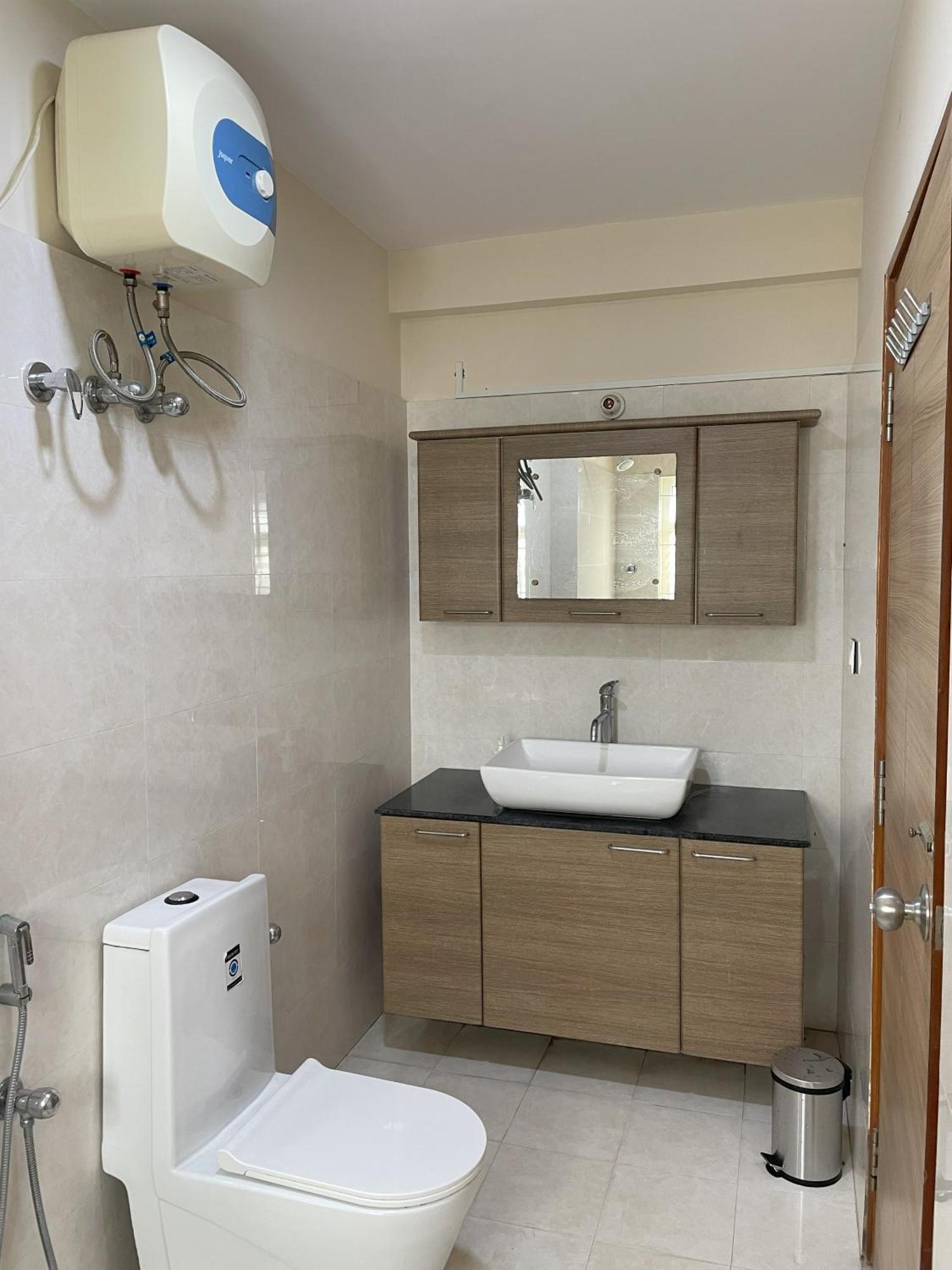 Apartment Deluxe 2bhk Family And Business Service Apartments, Raj Royale Retreats *